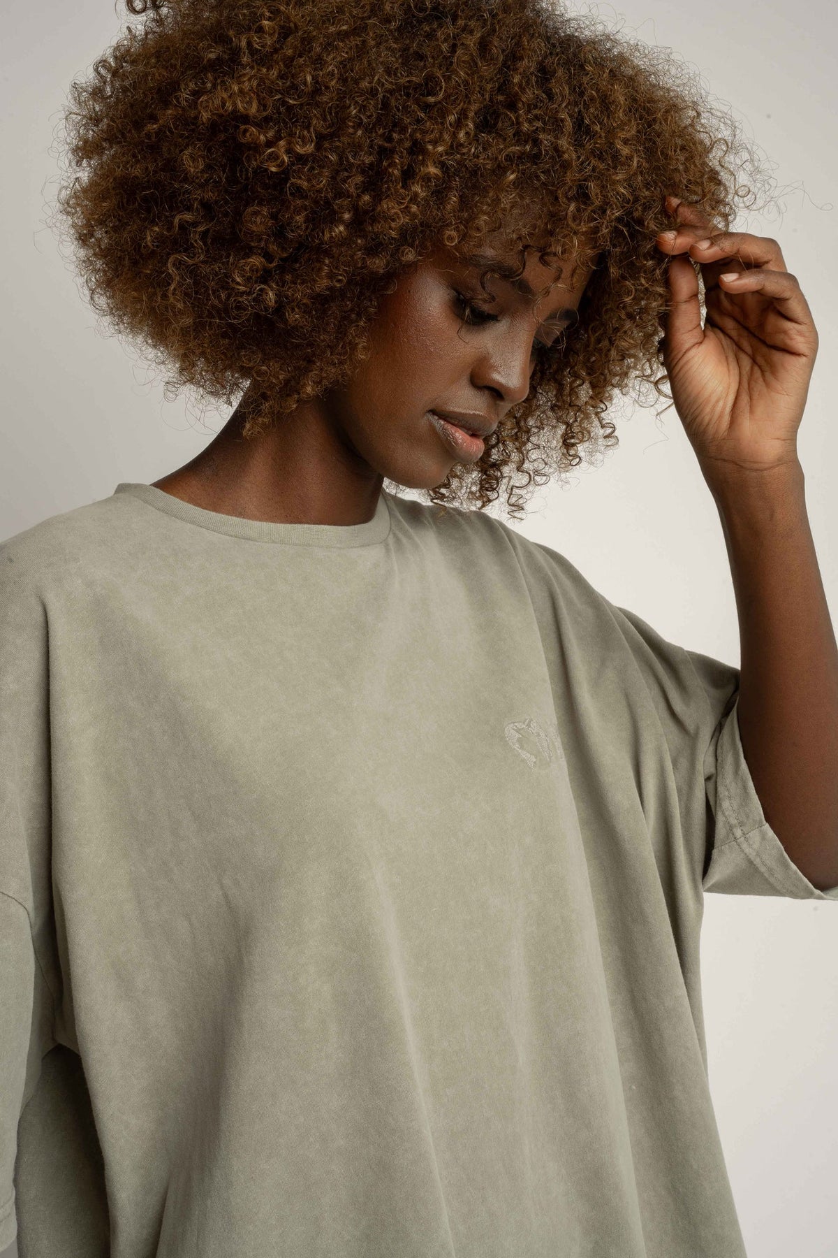 T-SHIRT OVERSIZE Z EFEKTEM WASHED OLIWKOWY - COMO