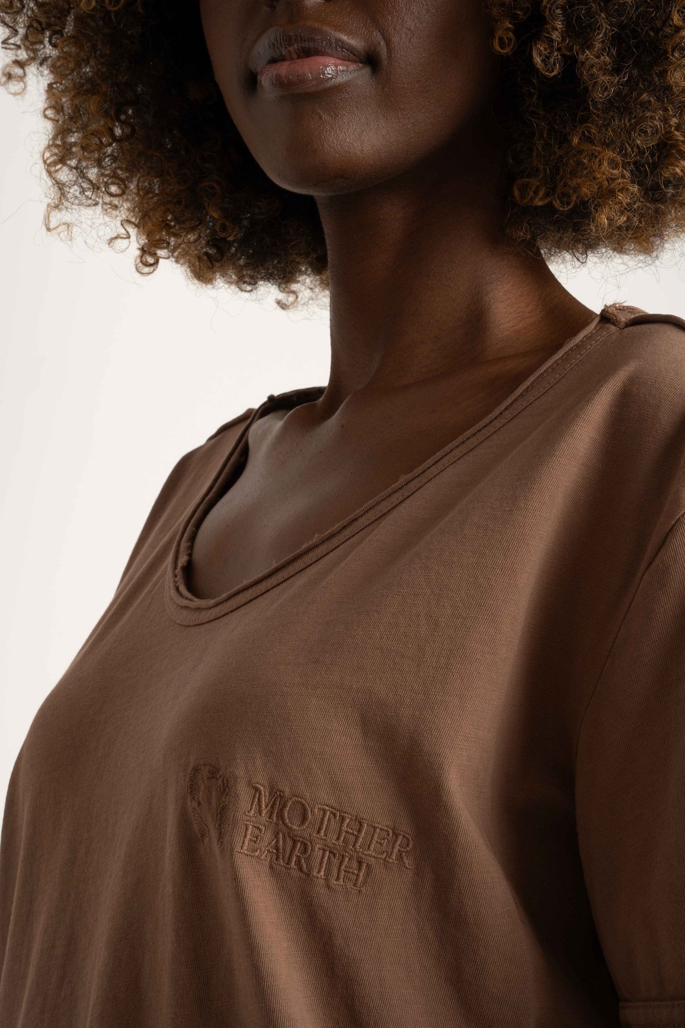 T-SHIRT OVERSIZE Z DELIKATNYM EFEKTEM SPRANIA BRĄZOWY - NUSA