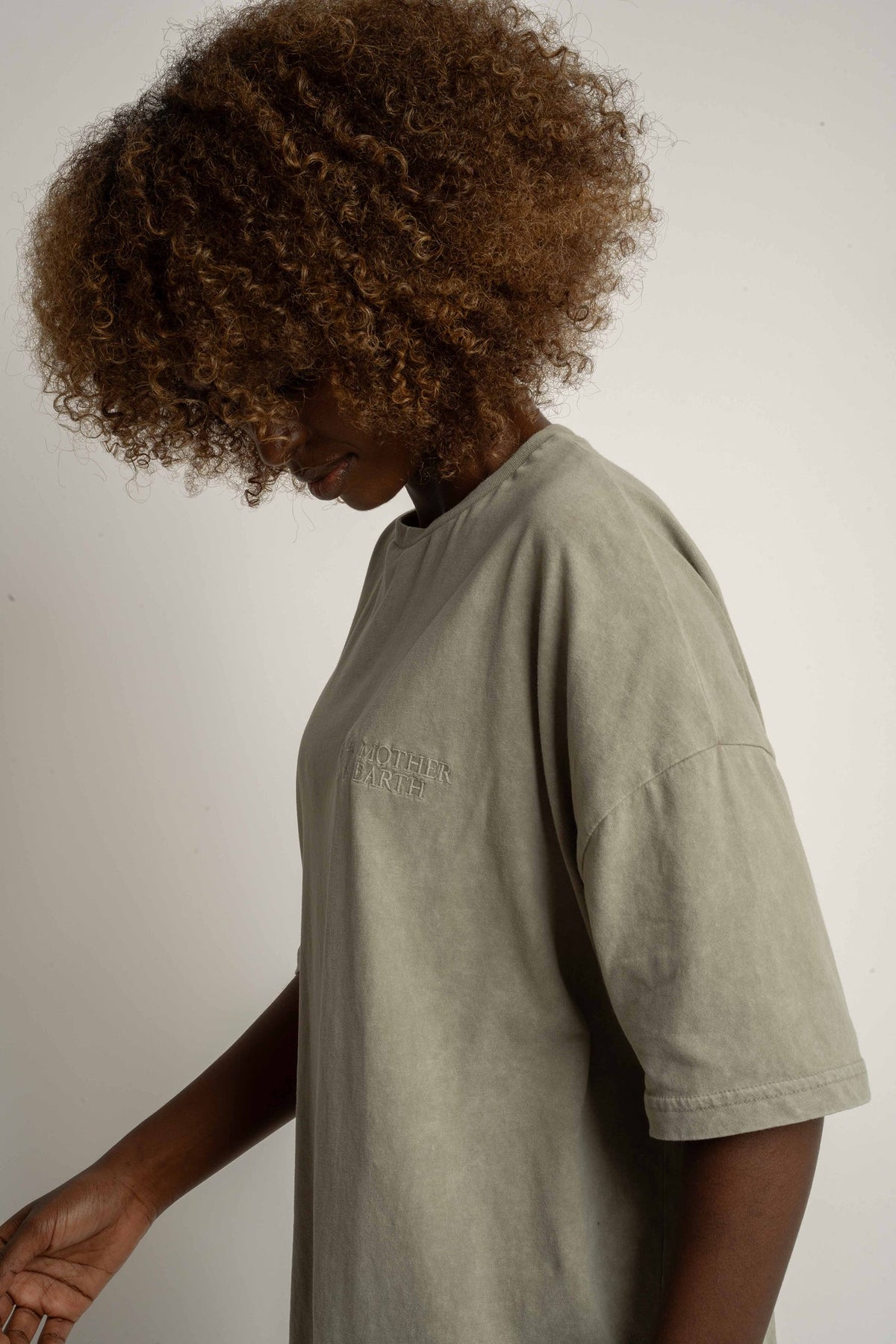 T-SHIRT OVERSIZE Z EFEKTEM WASHED OLIWKOWY - COMO