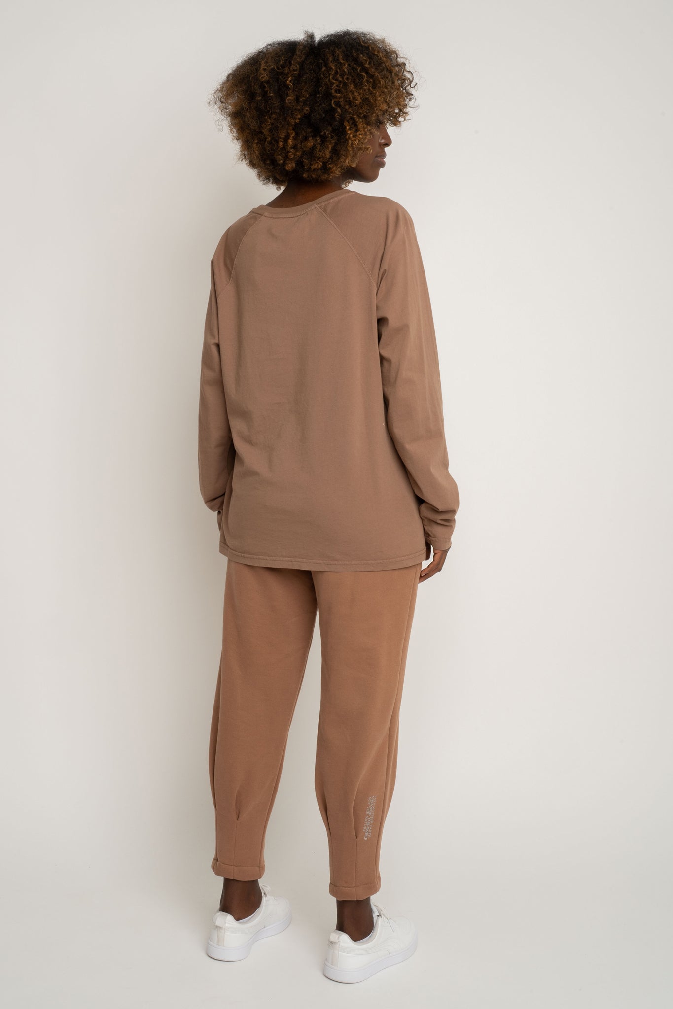 LONGSLEEVE OVERSIZE Z DELIKATNYM EFEKTEM SPRANIA BRĄZOWY  - OBILATU