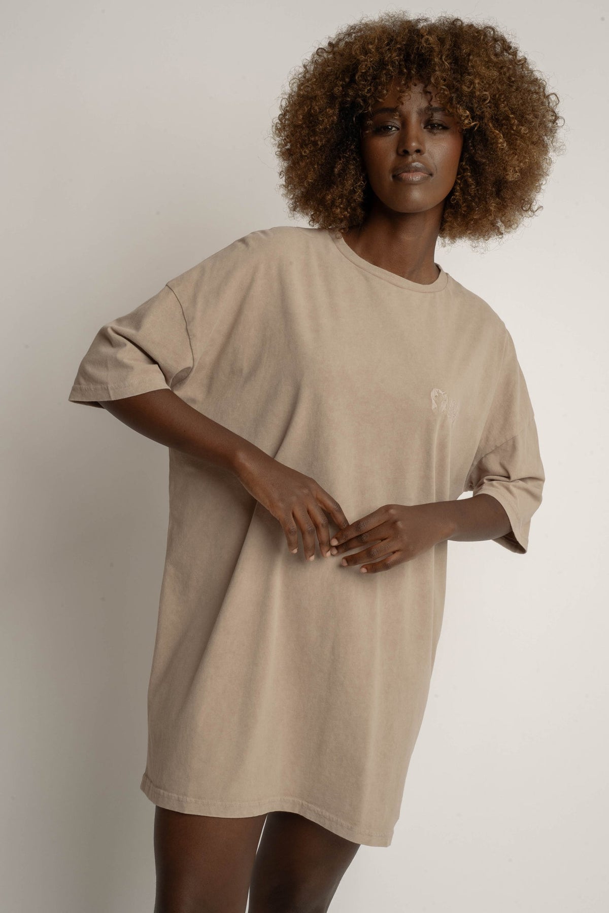 T-SHIRT OVERSIZE Z EFEKTEM WASHED BEŻOWY - COMO