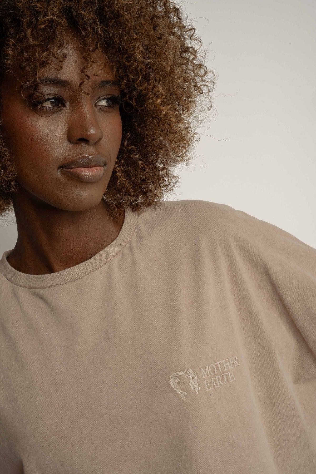 T-SHIRT OVERSIZE Z EFEKTEM WASHED BEŻOWY - COMO