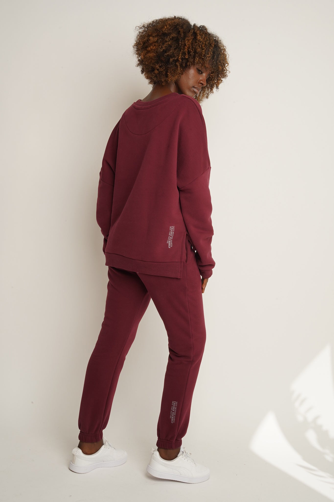 BLUZA O KROJU REGULAR FIT Z DŁUŻSZYM TYŁEM BORDOWA - COOK