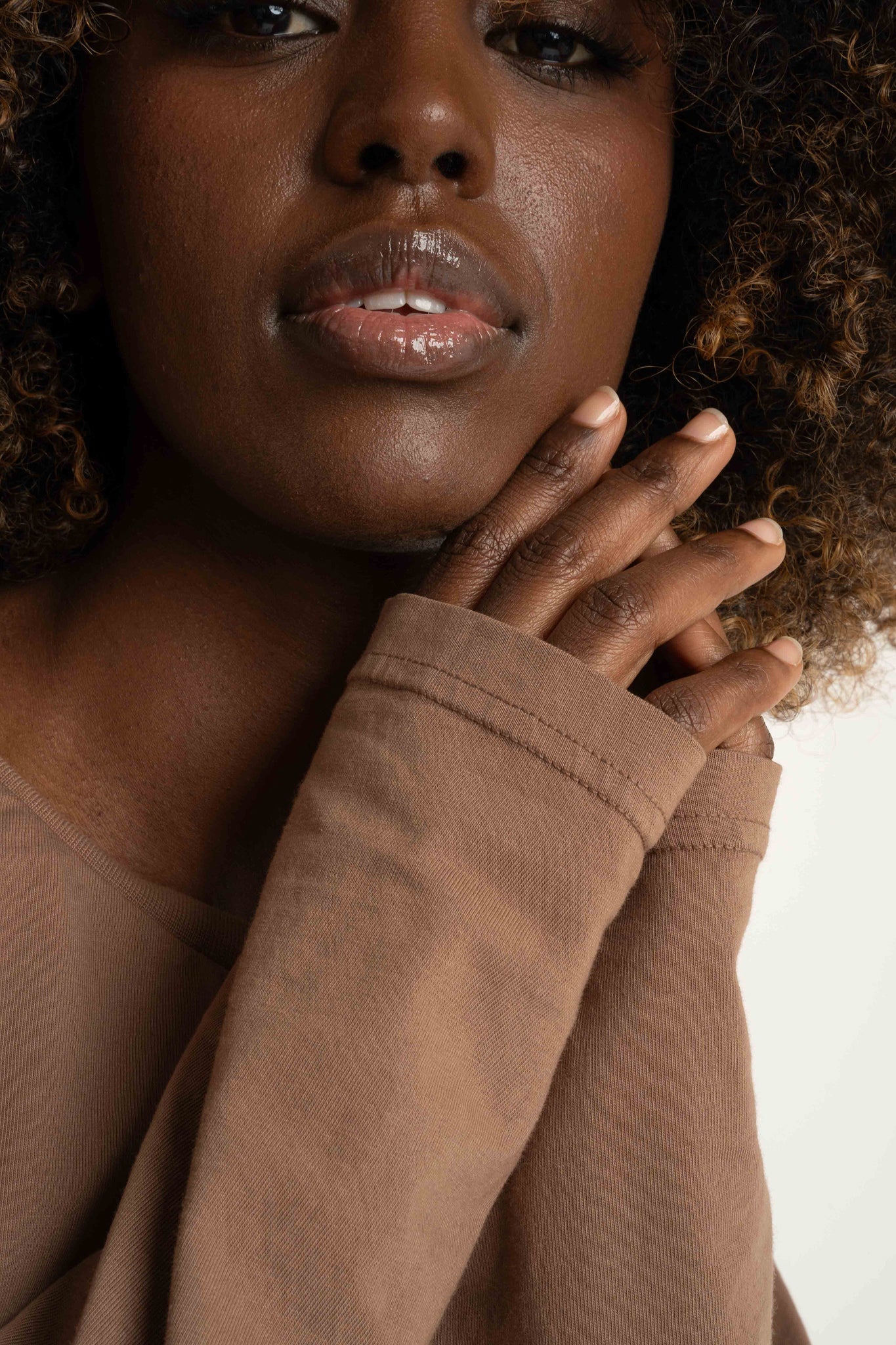 LONGSLEEVE OVERSIZE Z DELIKATNYM EFEKTEM SPRANIA BRĄZOWY  - OBILATU