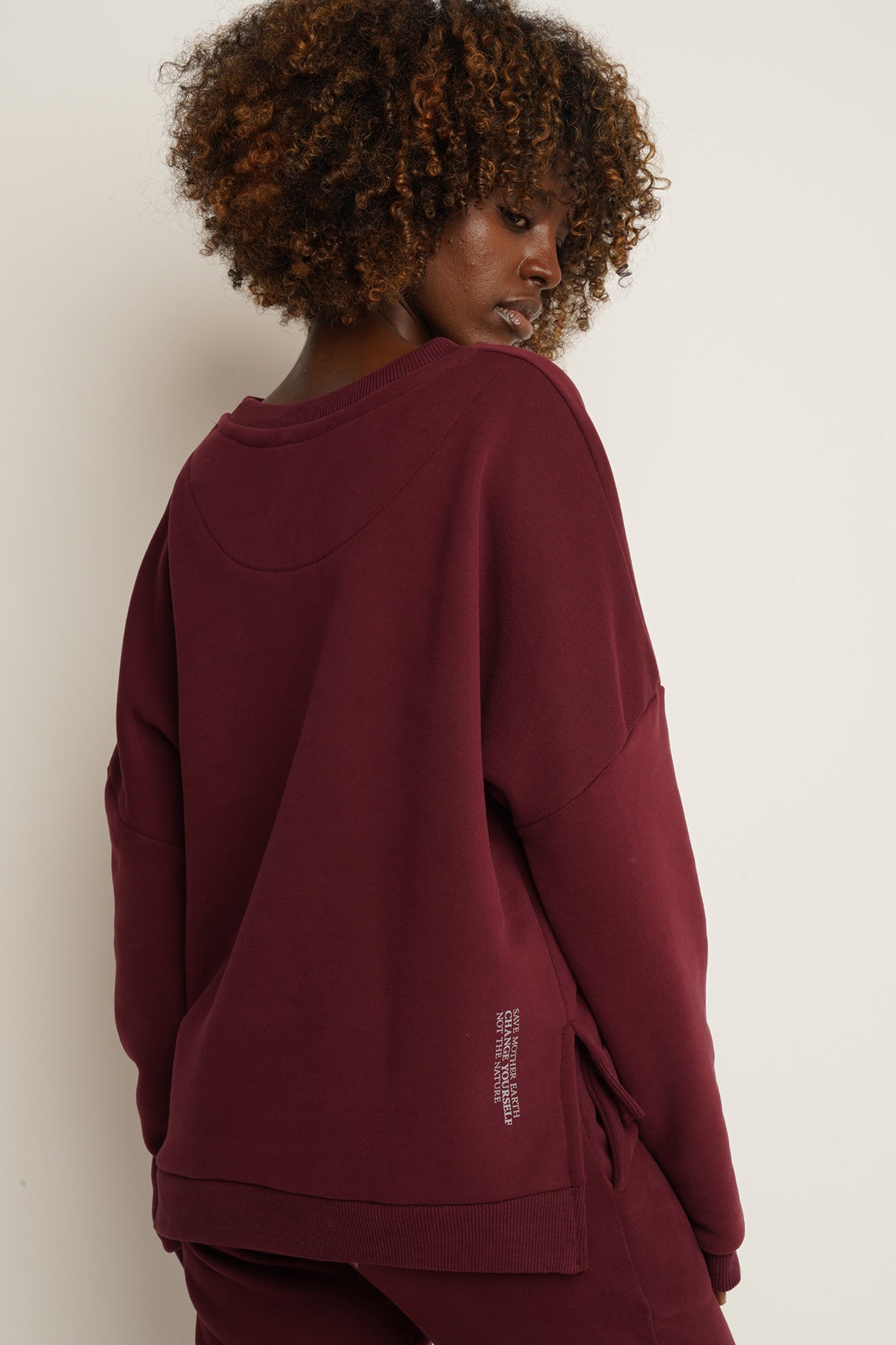 BLUZA O KROJU REGULAR FIT Z DŁUŻSZYM TYŁEM BORDOWA - COOK