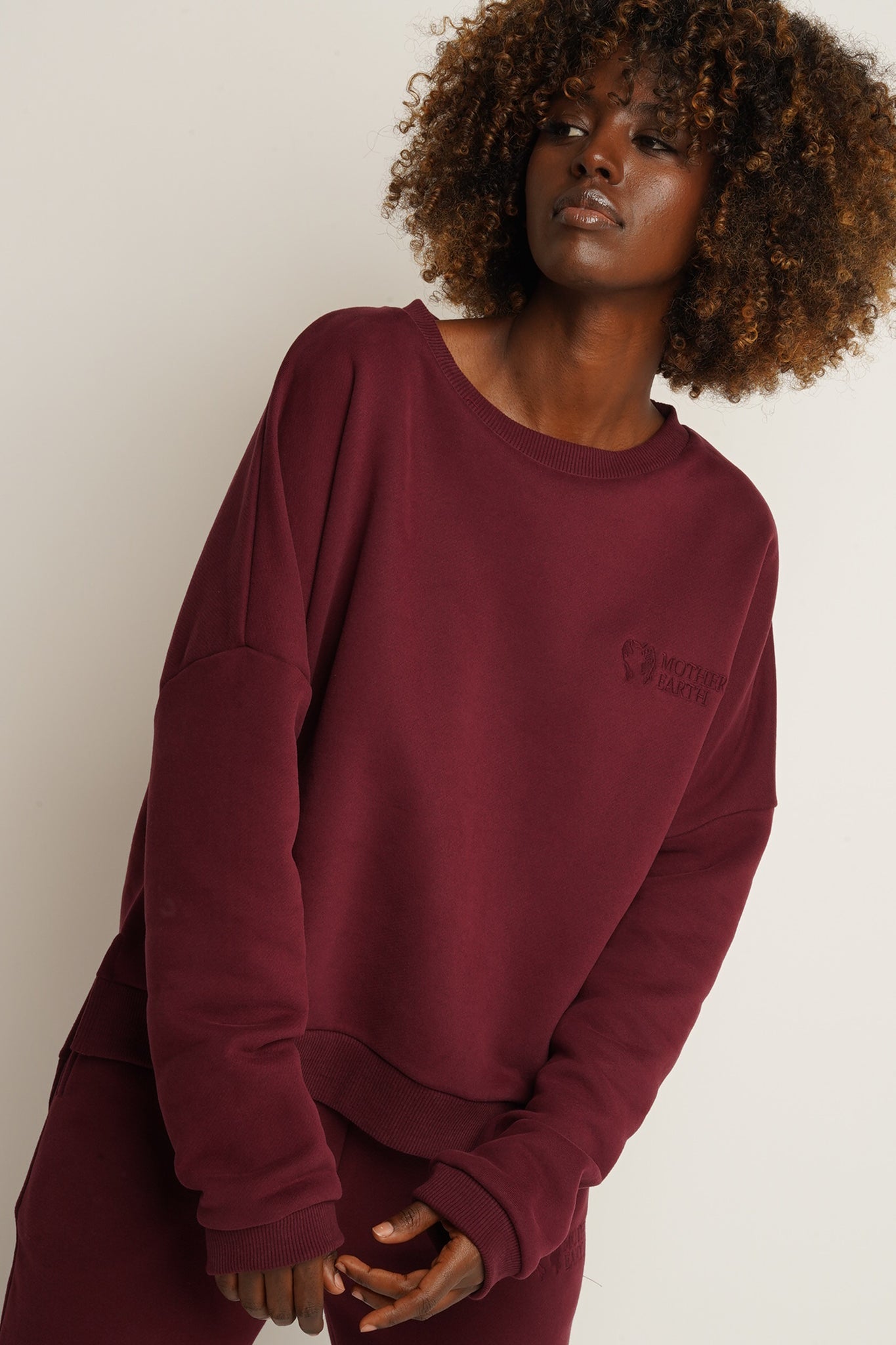 BLUZA O KROJU REGULAR FIT Z DŁUŻSZYM TYŁEM BORDOWA - COOK