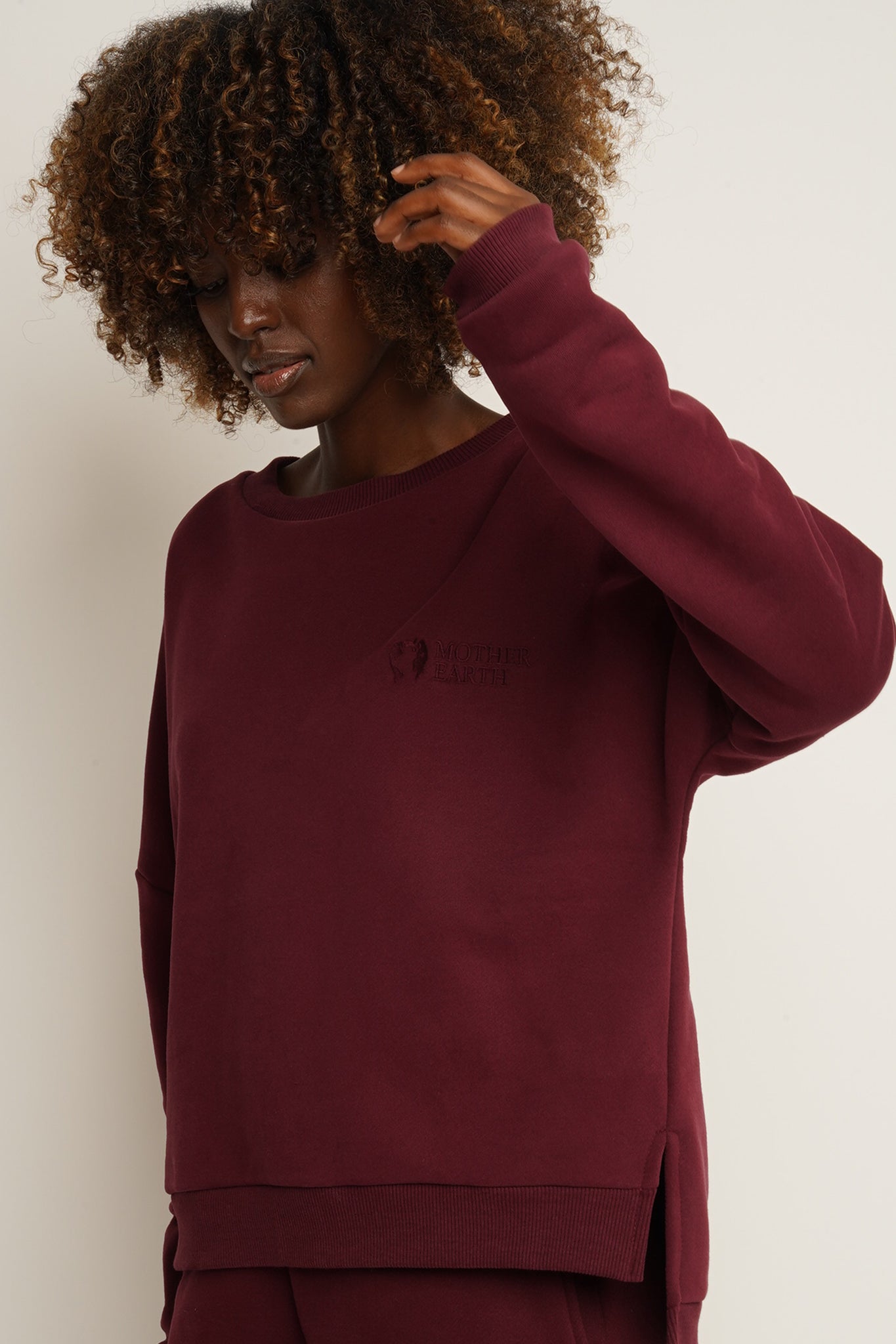 BLUZA O KROJU REGULAR FIT Z DŁUŻSZYM TYŁEM BORDOWA - COOK