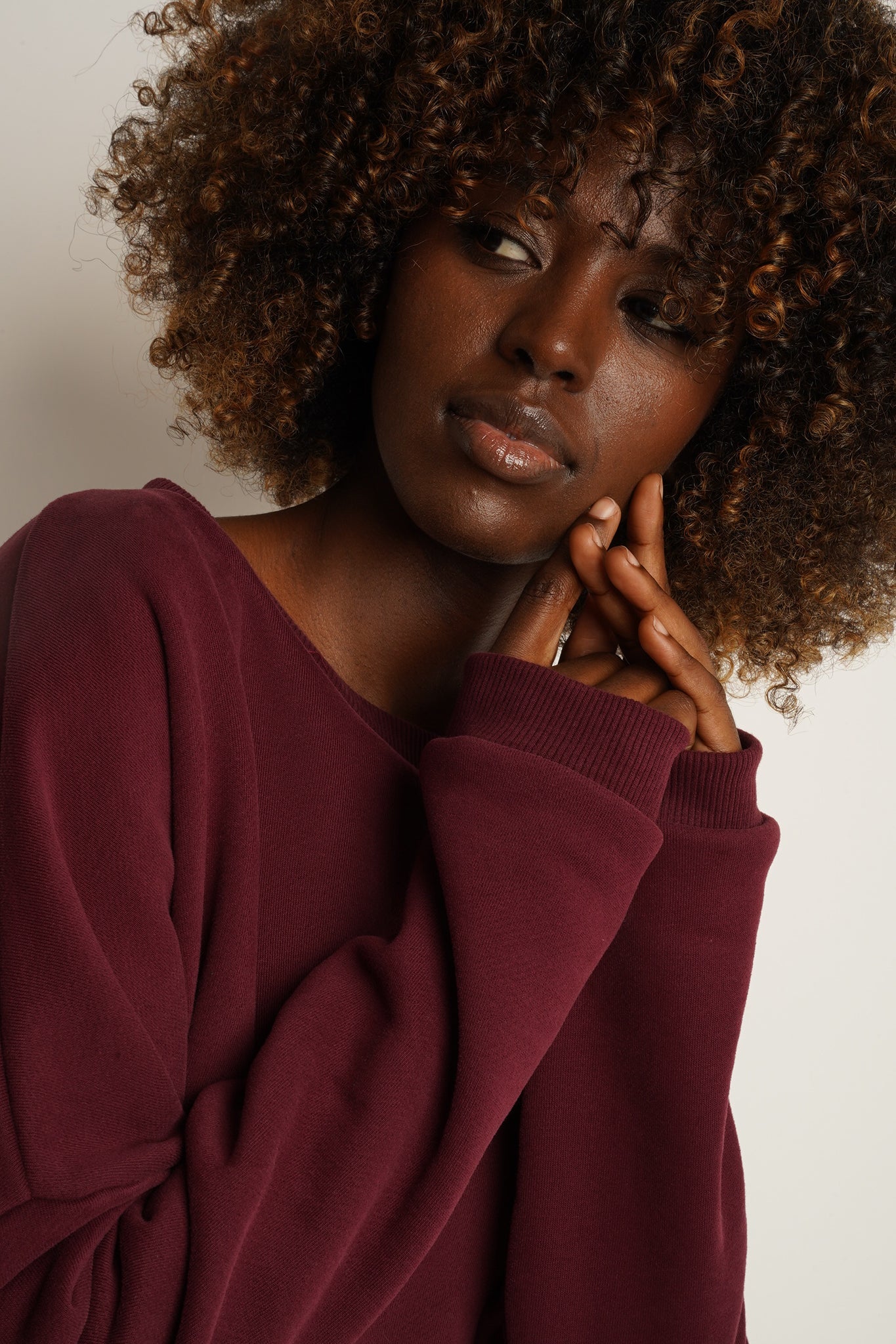 BLUZA O KROJU REGULAR FIT Z DŁUŻSZYM TYŁEM BORDOWA - COOK