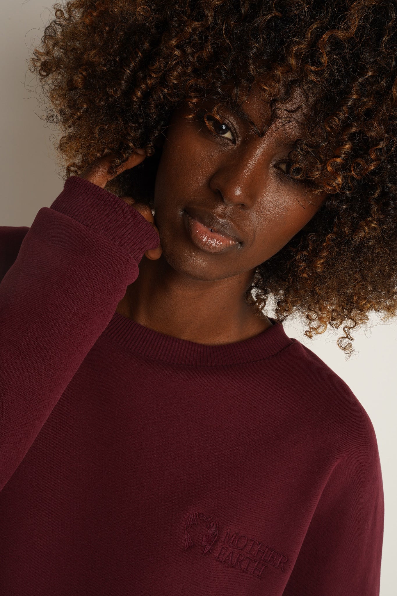 BLUZA O KROJU REGULAR FIT Z DŁUŻSZYM TYŁEM BORDOWA - COOK