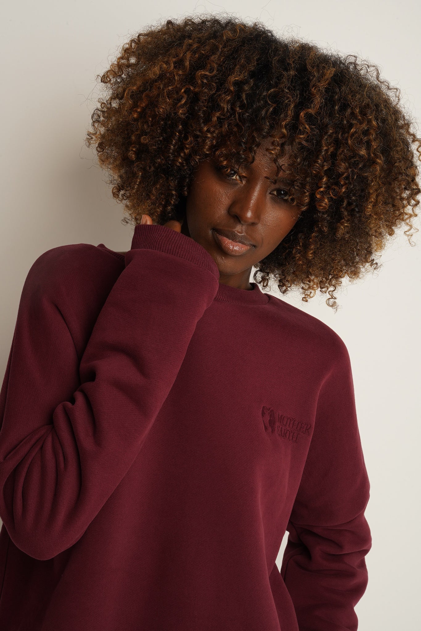 BLUZA O KROJU REGULAR FIT Z DŁUŻSZYM TYŁEM BORDOWA - COOK