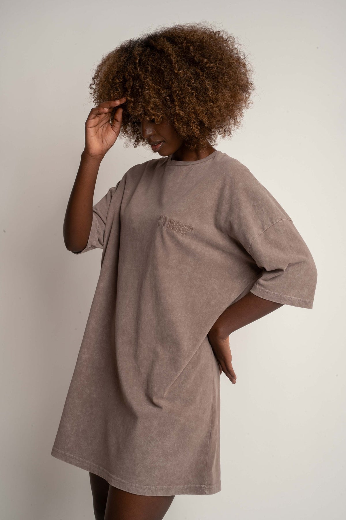 T-SHIRT OVERSIZE Z EFEKTEM WASHED BRĄZOWY - COMO