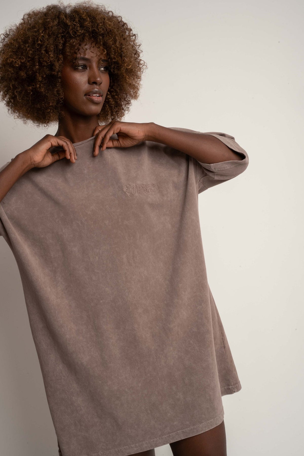 T-SHIRT OVERSIZE Z EFEKTEM WASHED BRĄZOWY - COMO