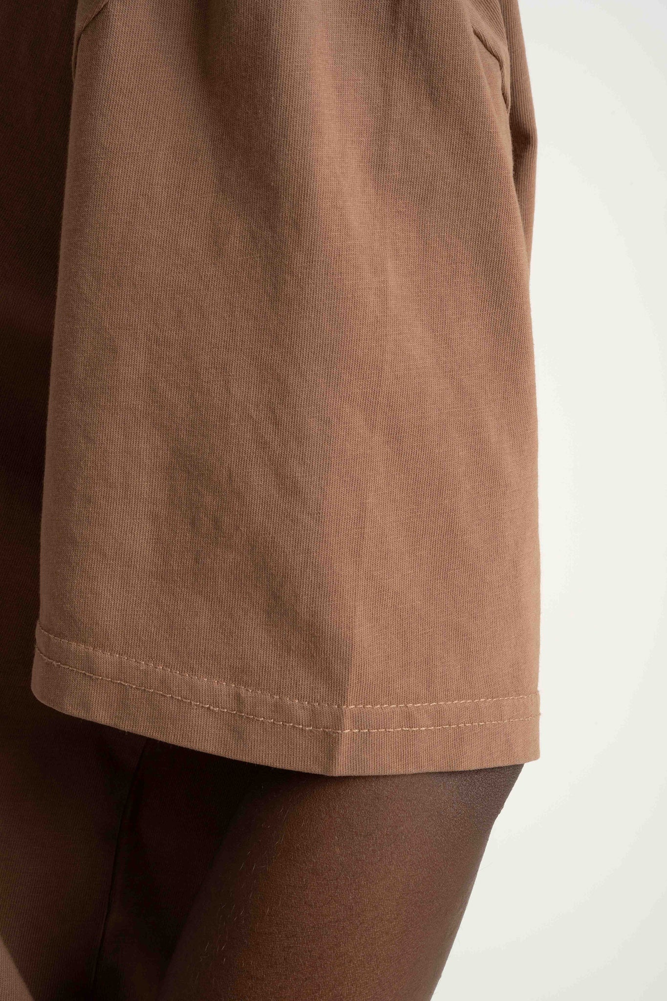 T-SHIRT OVERSIZE Z DELIKATNYM EFEKTEM SPRANIA BRĄZOWY - FLORES