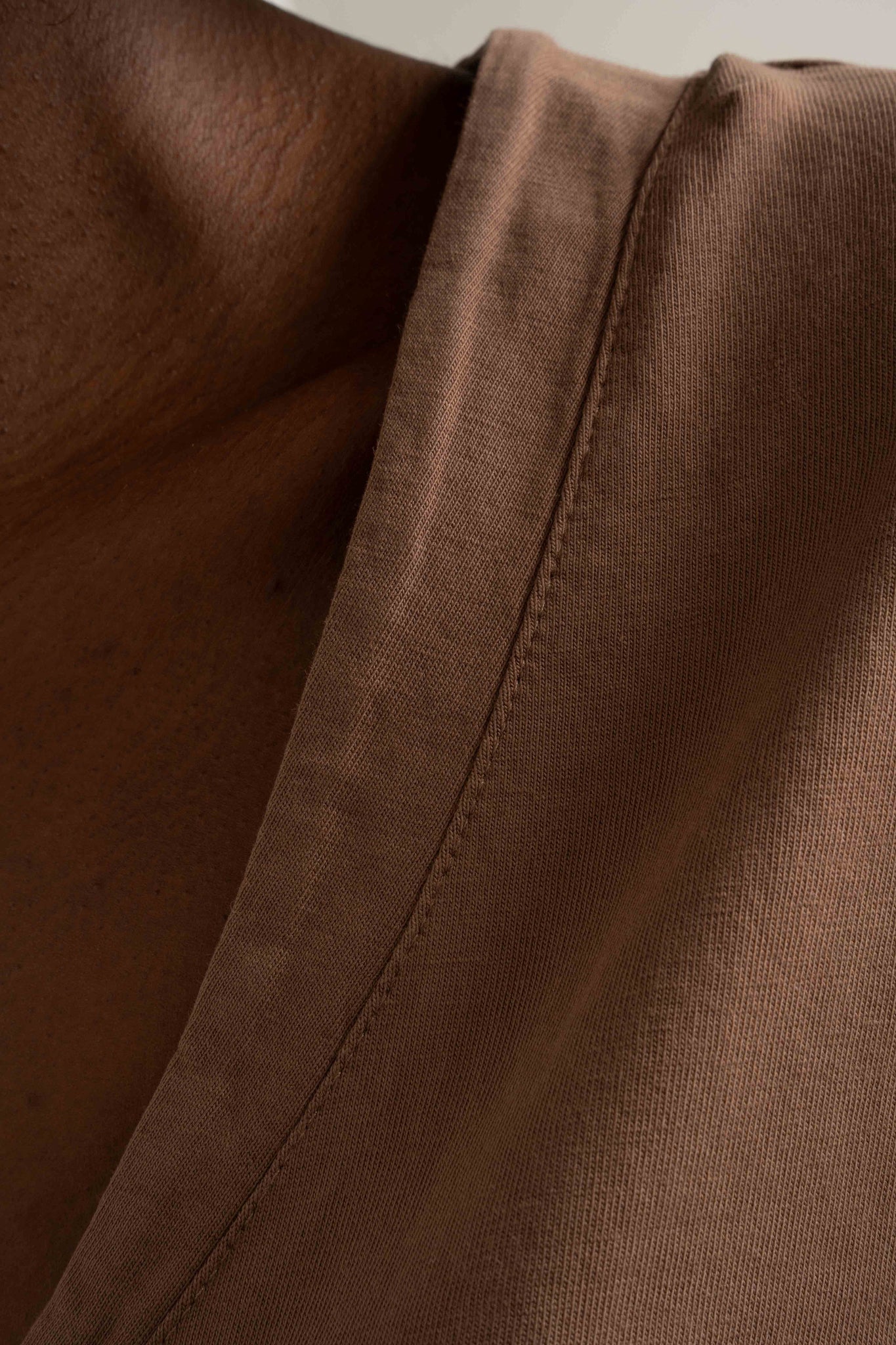 T-SHIRT OVERSIZE Z DELIKATNYM EFEKTEM SPRANIA BRĄZOWY - FLORES