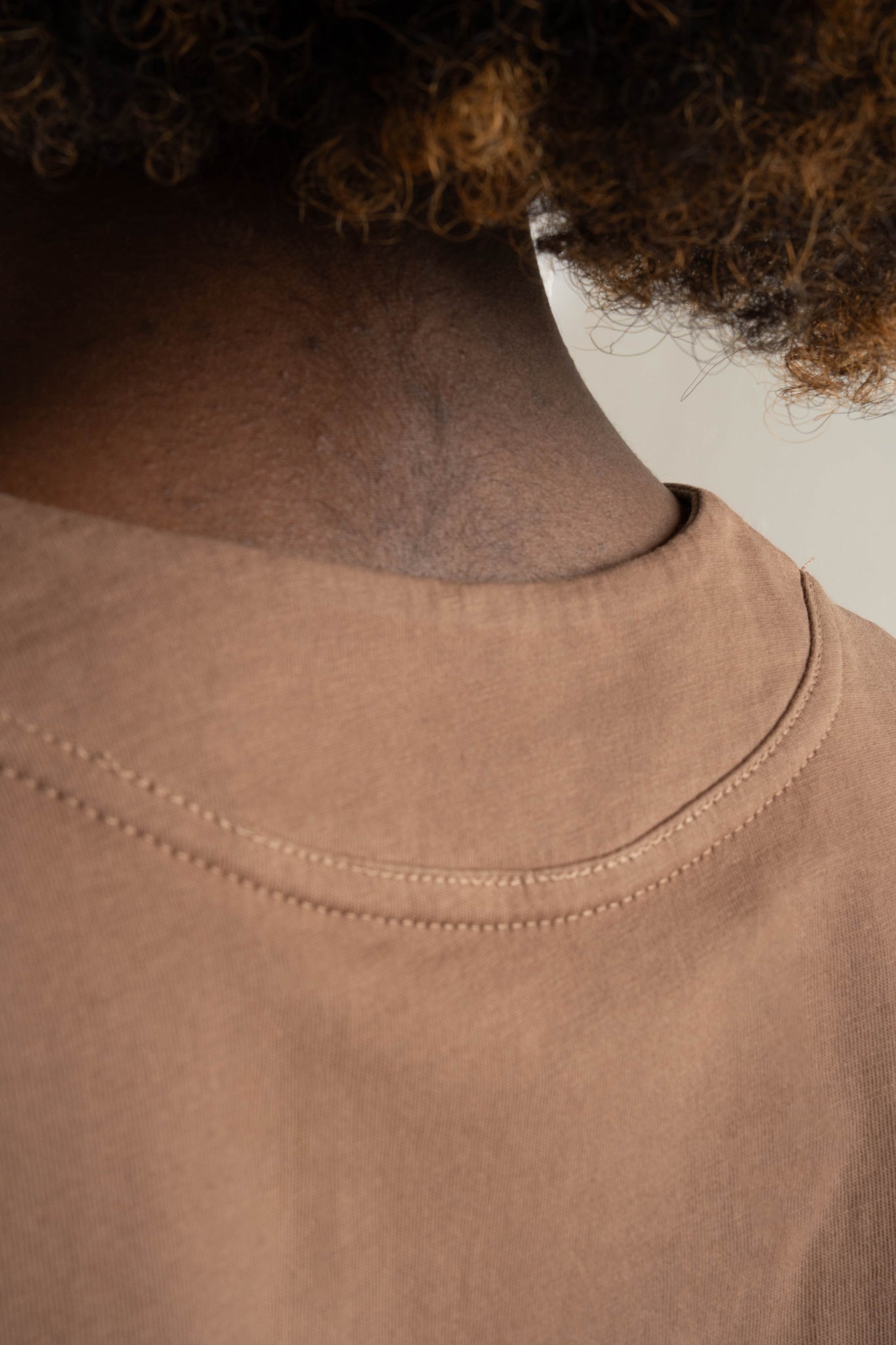 T-SHIRT OVERSIZE Z DELIKATNYM EFEKTEM SPRANIA BRĄZOWY - FLORES