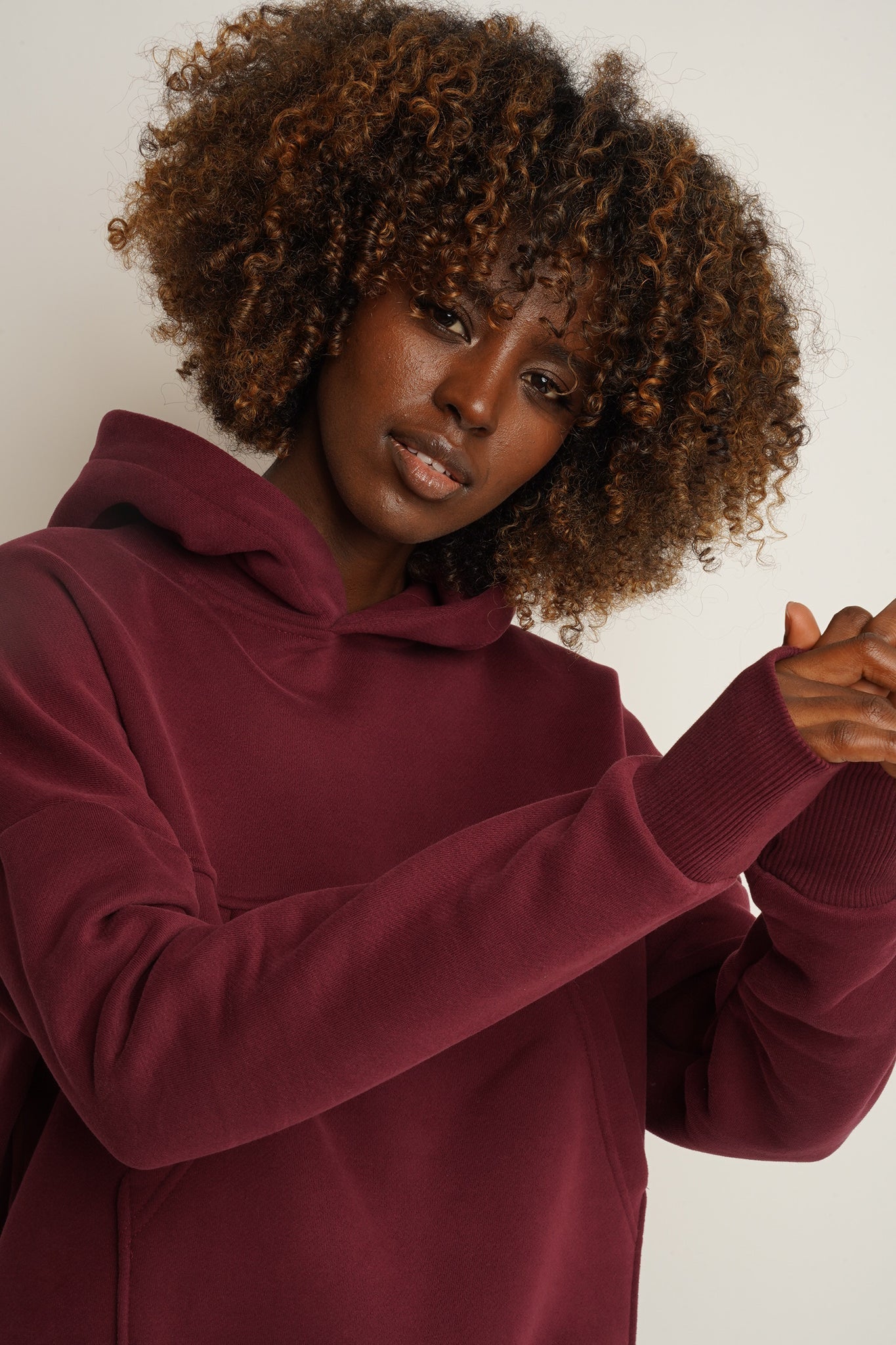 BLUZA Z KAPTUREM BORDOWA - MURIA