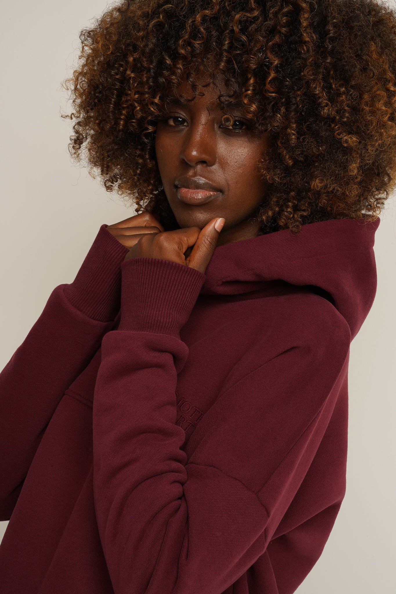 BLUZA Z KAPTUREM BORDOWA - MURIA