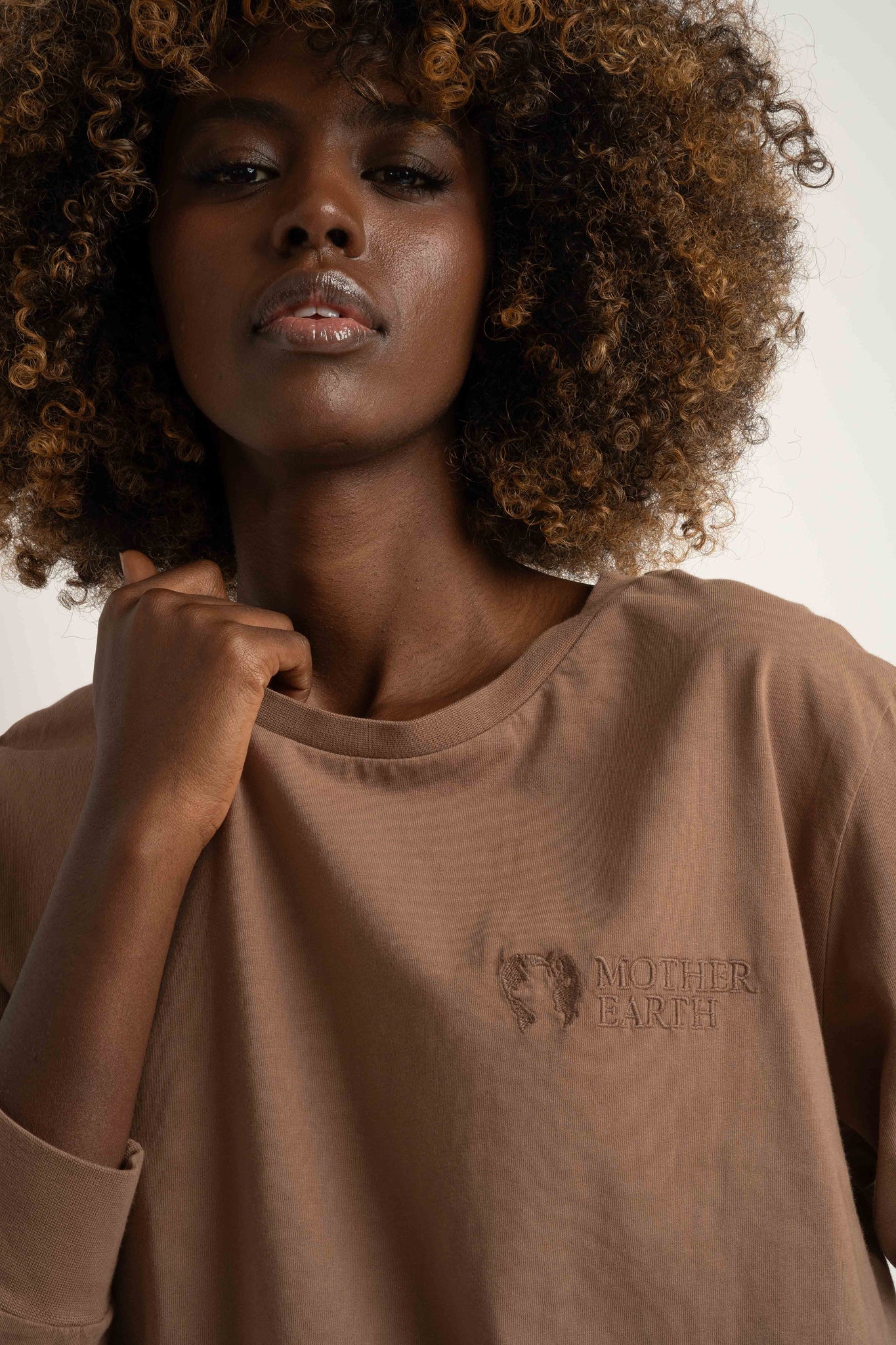 LONGSLEEVE OVERSIZE Z DELIKATNYM EFEKTEM SPRANIA BRĄZOWY - GILI