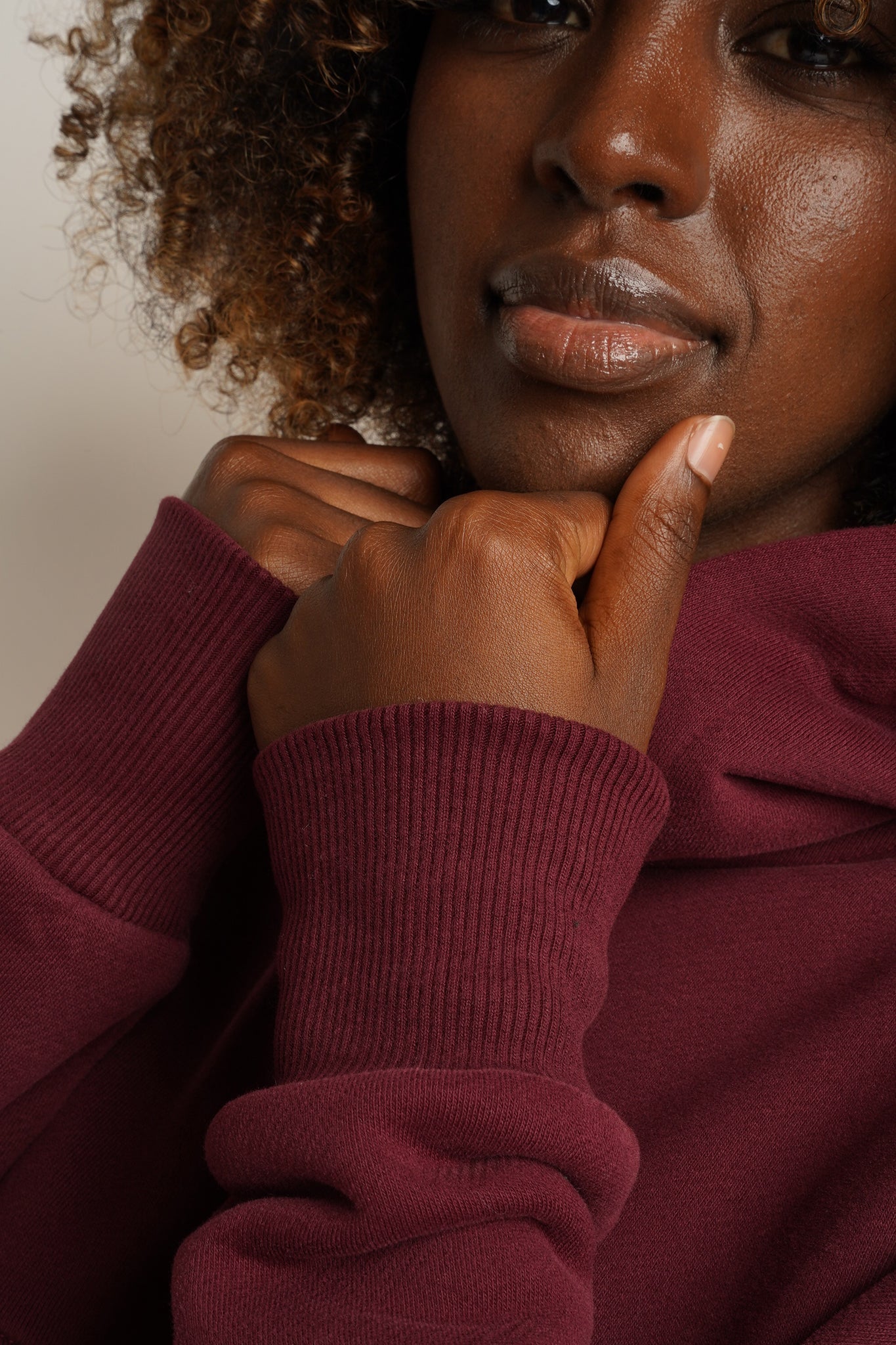 BLUZA Z KAPTUREM BORDOWA - MURIA