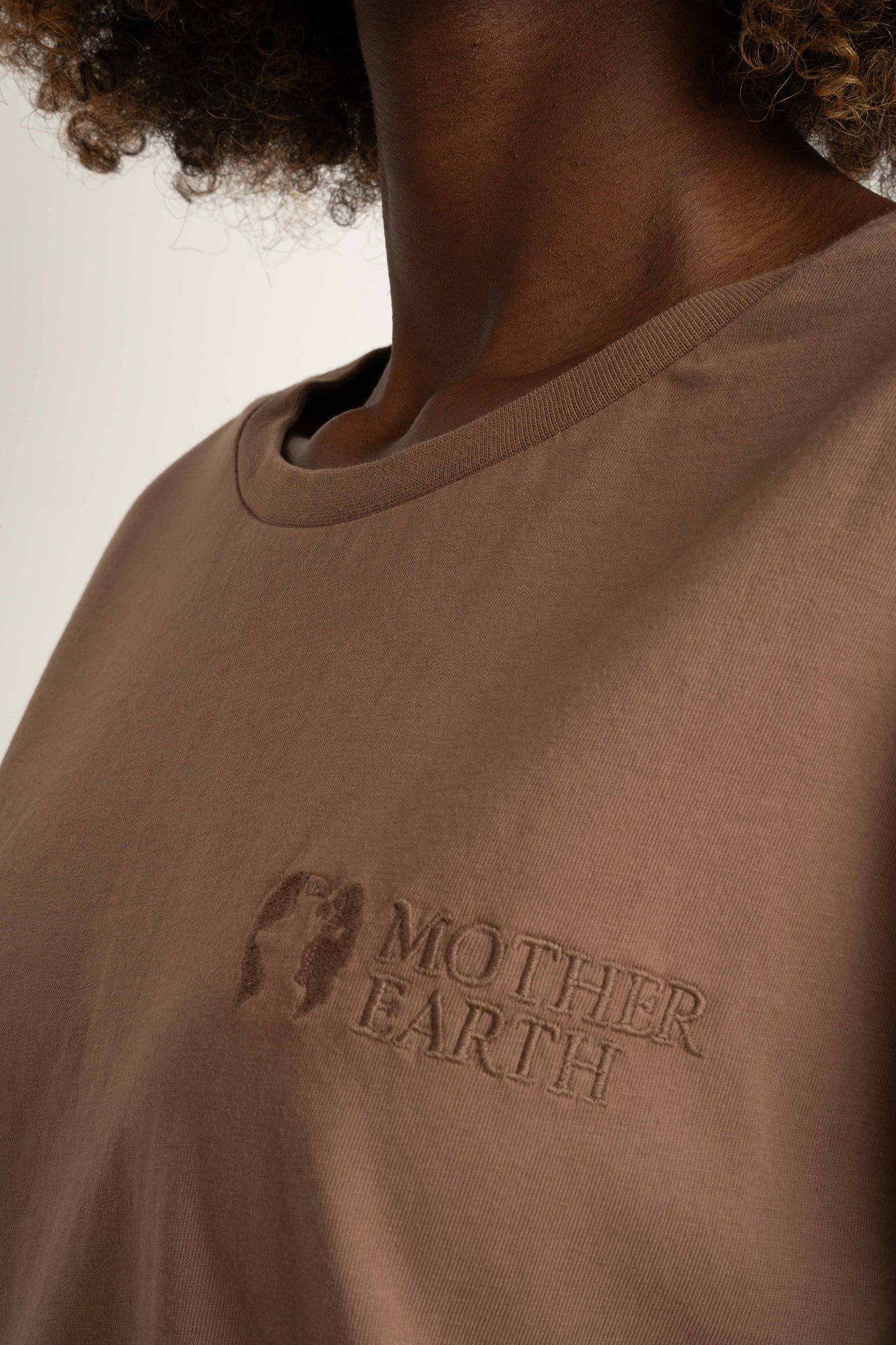 LONGSLEEVE OVERSIZE Z DELIKATNYM EFEKTEM SPRANIA BRĄZOWY - GILI