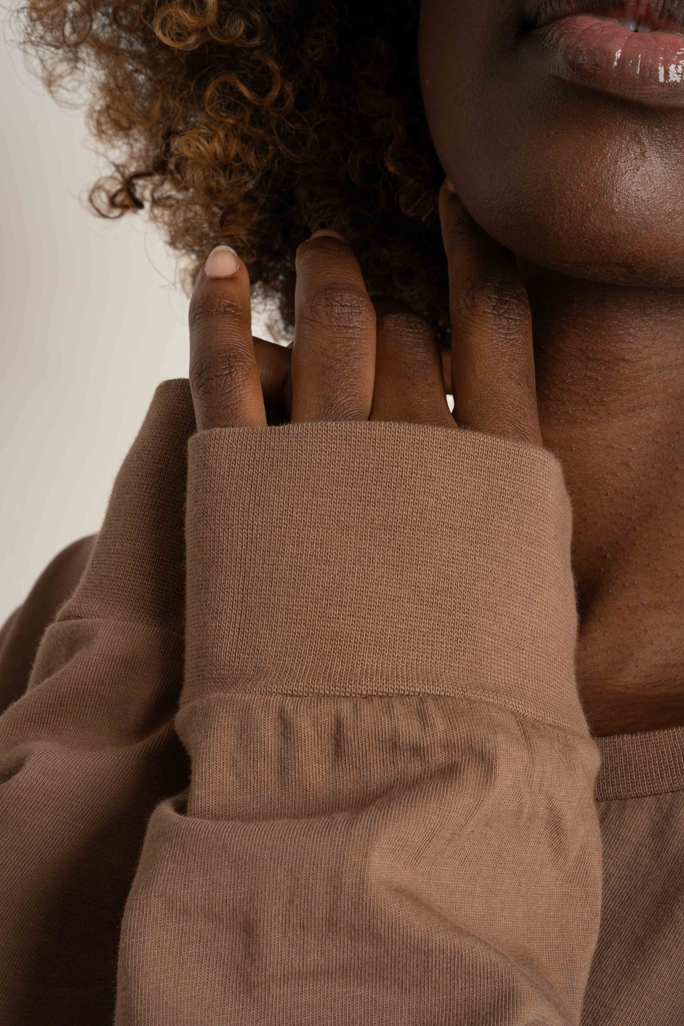 LONGSLEEVE OVERSIZE Z DELIKATNYM EFEKTEM SPRANIA BRĄZOWY - GILI