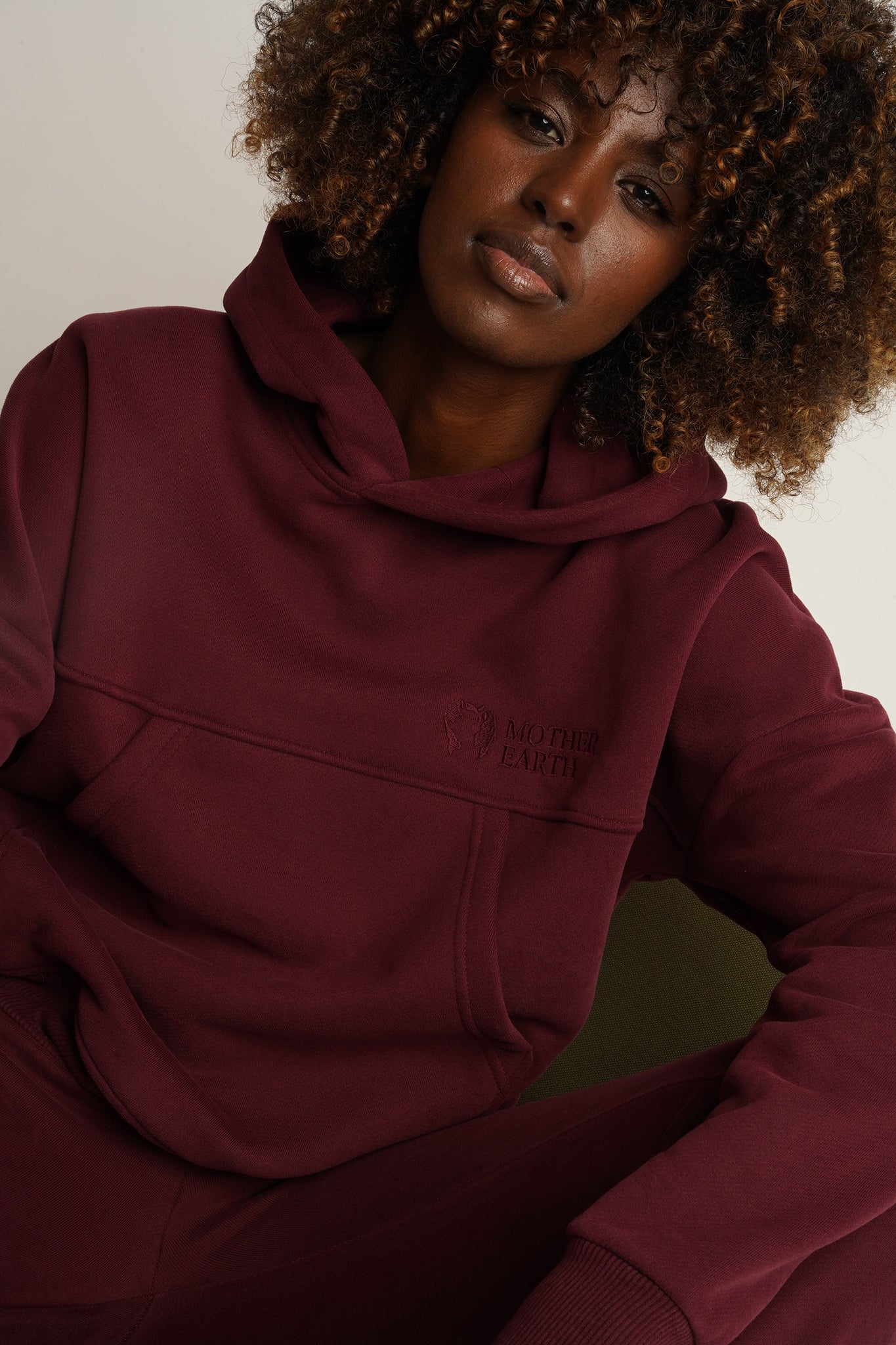 BLUZA Z KAPTUREM BORDOWA - MURIA