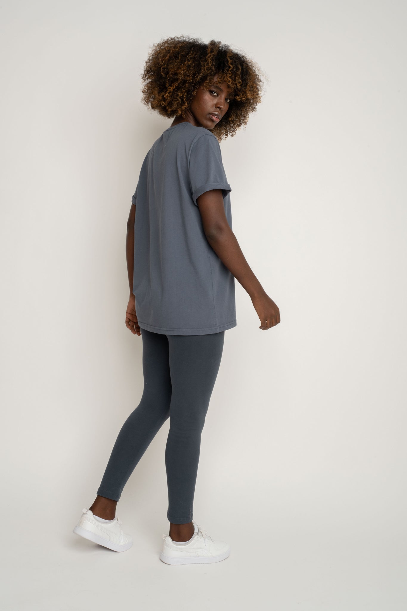 T-SHIRT OVERSIZE Z DELIKATNYM EFEKTEM SPRANIA SZARY - MORAINE