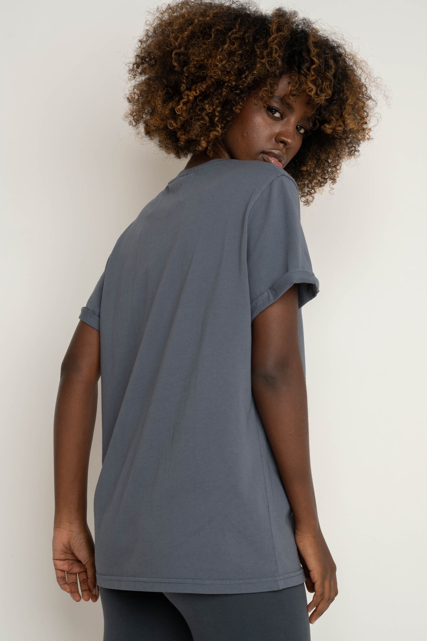 T-SHIRT OVERSIZE Z DELIKATNYM EFEKTEM SPRANIA SZARY - MORAINE