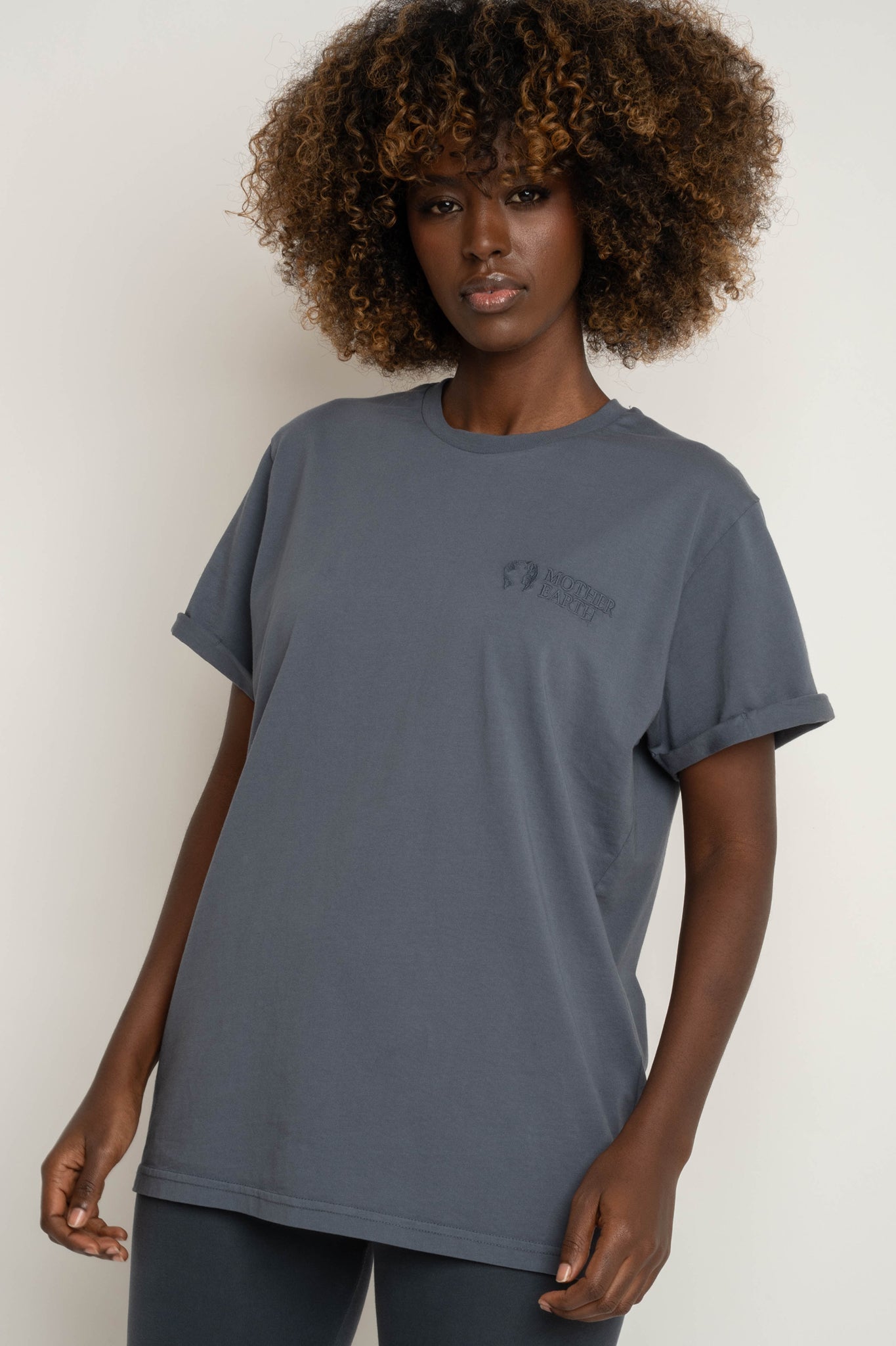 T-SHIRT OVERSIZE Z DELIKATNYM EFEKTEM SPRANIA SZARY - MORAINE