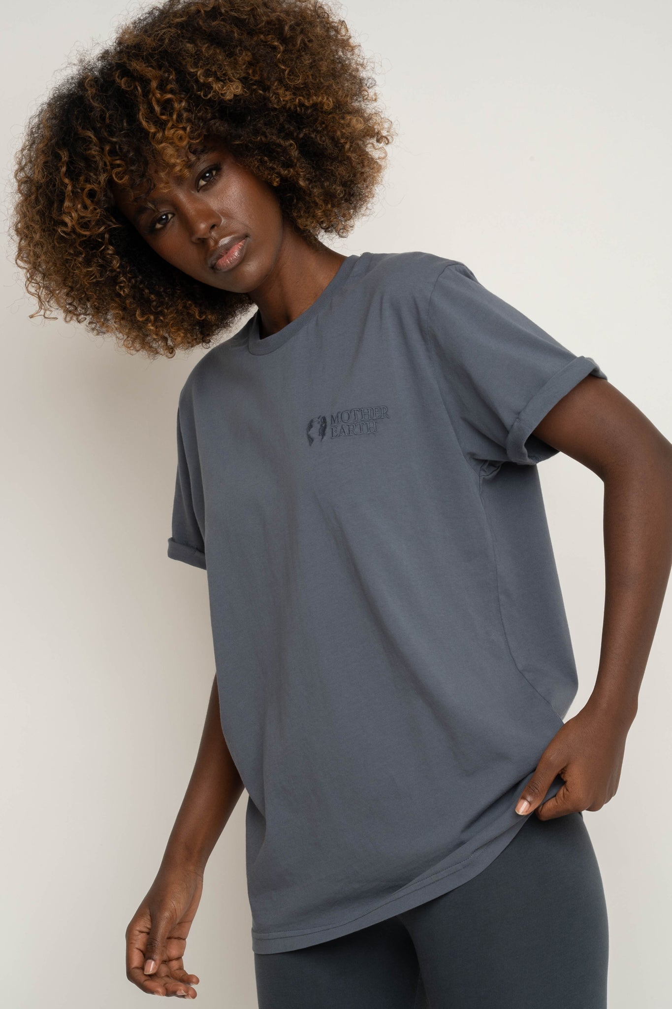 T-SHIRT OVERSIZE Z DELIKATNYM EFEKTEM SPRANIA SZARY - MORAINE