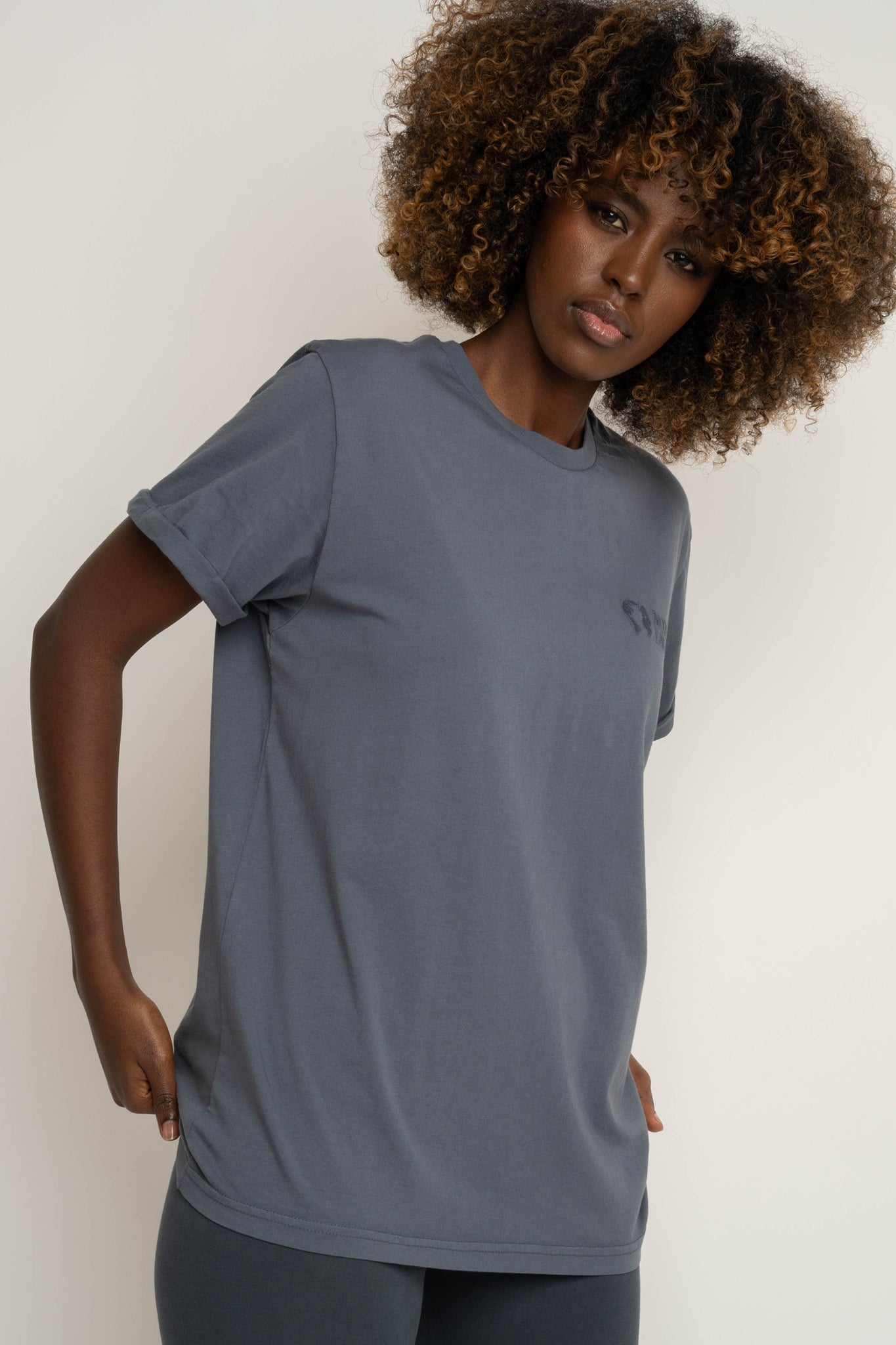 T-SHIRT OVERSIZE Z DELIKATNYM EFEKTEM SPRANIA SZARY - MORAINE