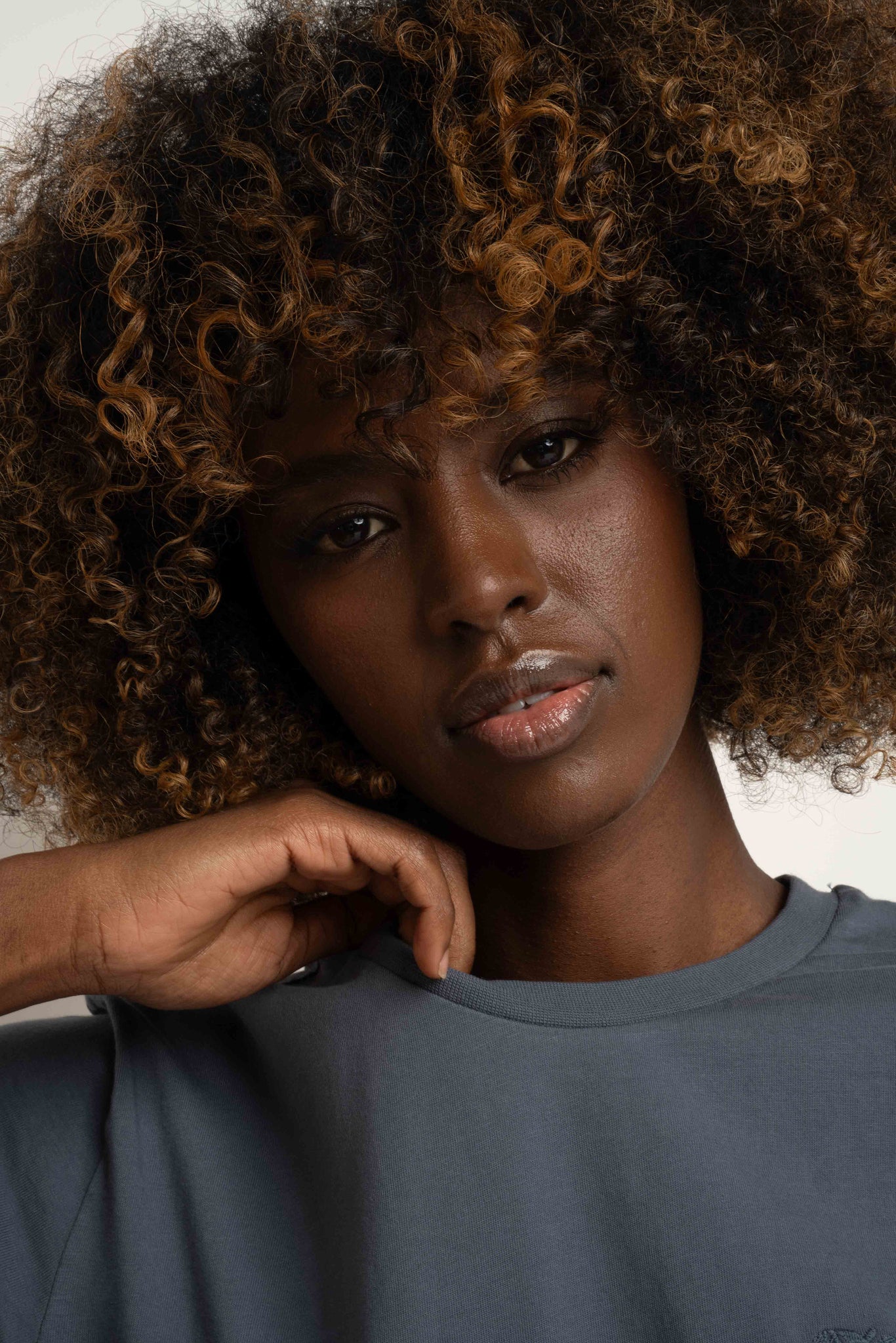 T-SHIRT OVERSIZE Z DELIKATNYM EFEKTEM SPRANIA SZARY - MORAINE