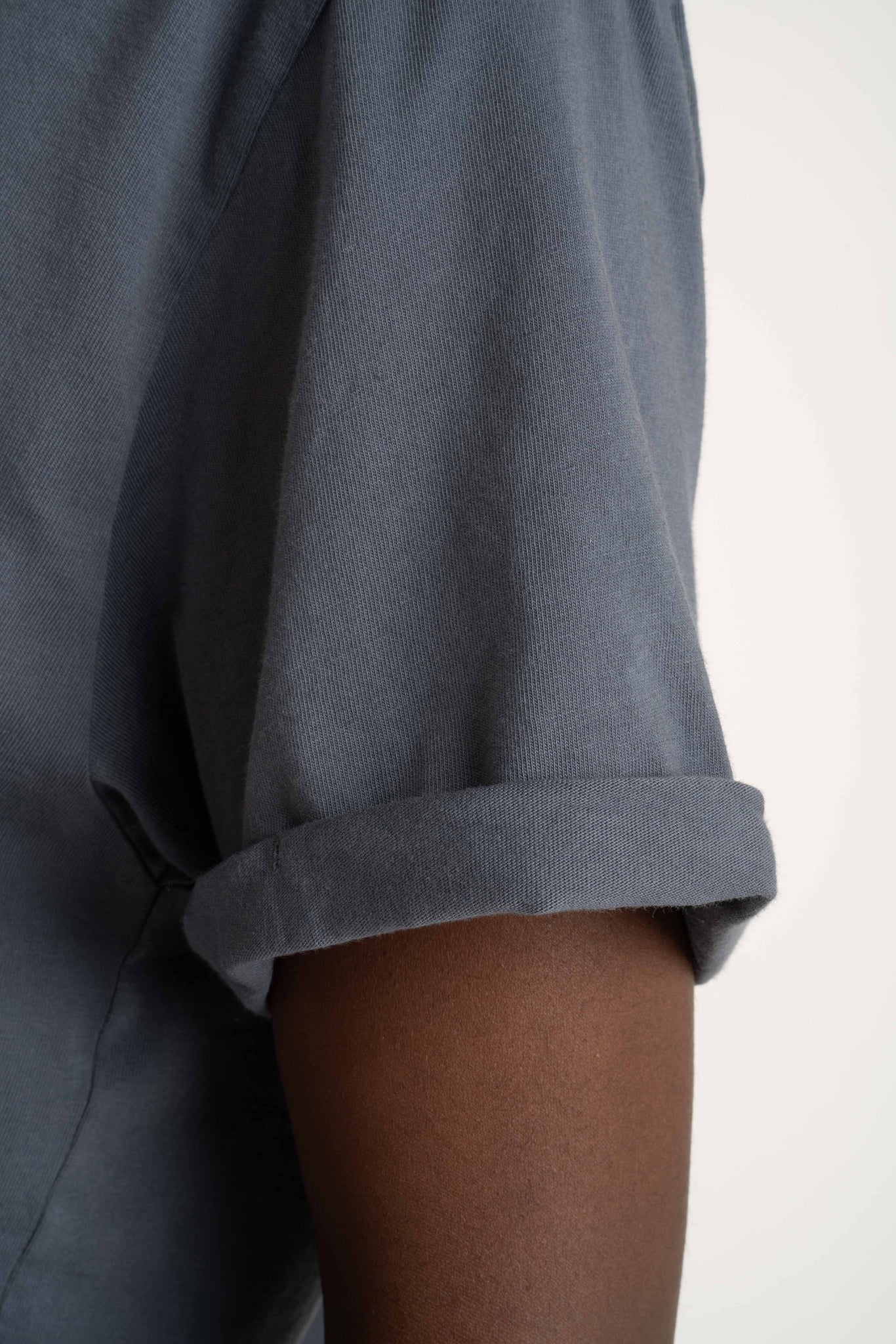 T-SHIRT OVERSIZE Z DELIKATNYM EFEKTEM SPRANIA SZARY - MORAINE