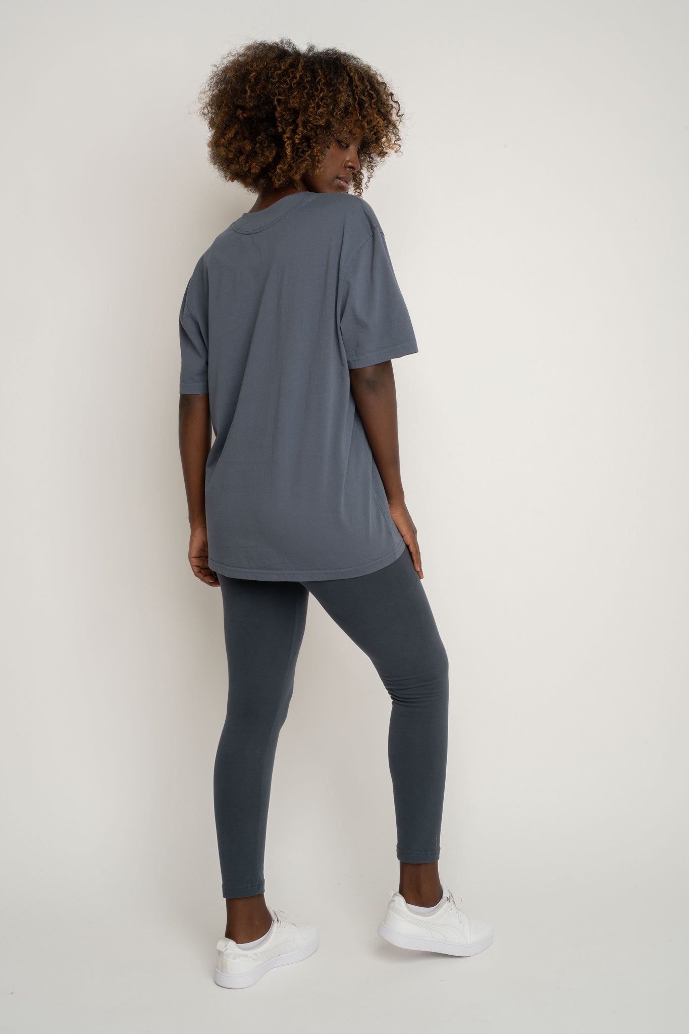 T-SHIRT OVERSIZE Z DELIKATNYM EFEKTEM SPRANIA SZARY   - FLORES