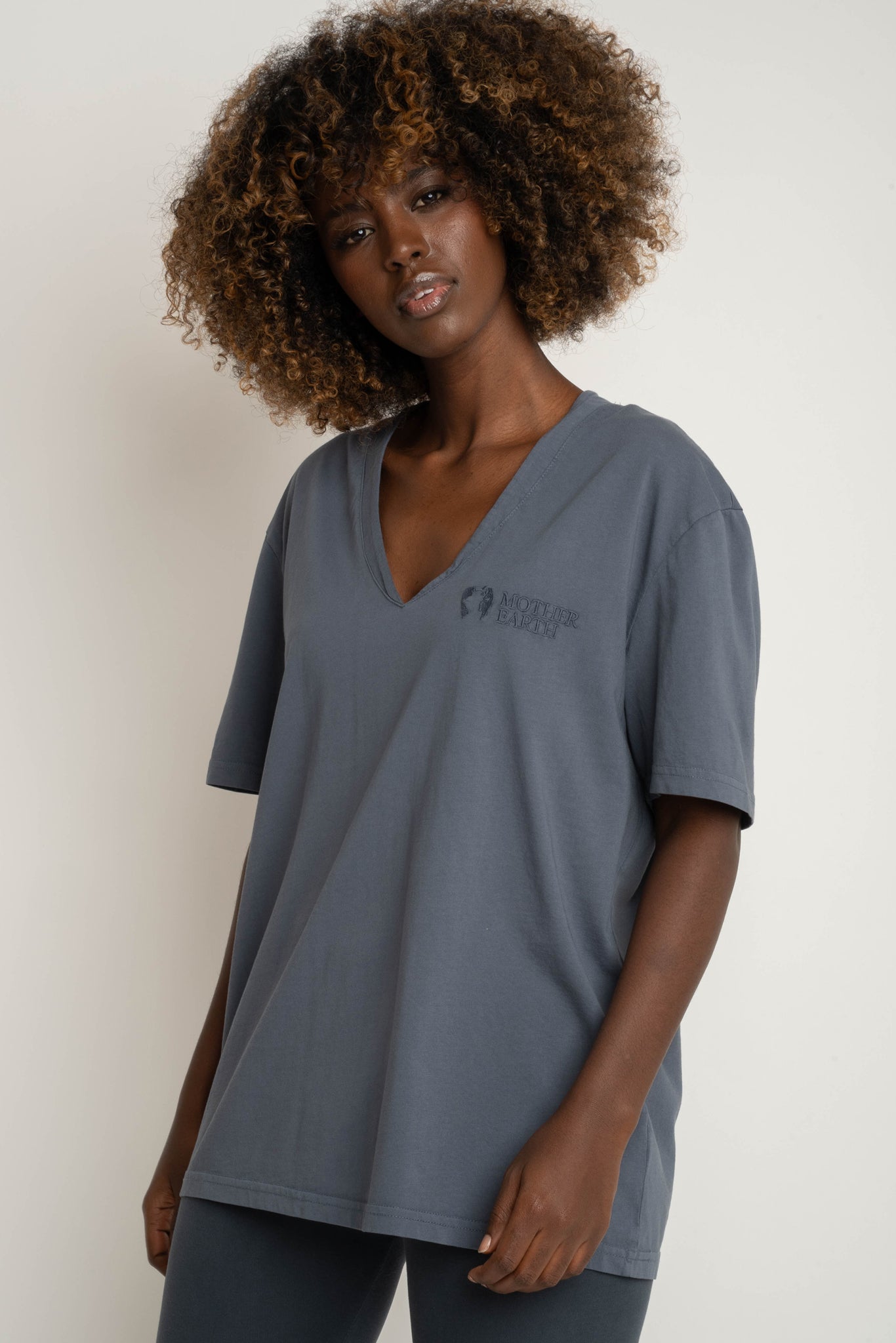 T-SHIRT OVERSIZE Z DELIKATNYM EFEKTEM SPRANIA SZARY   - FLORES