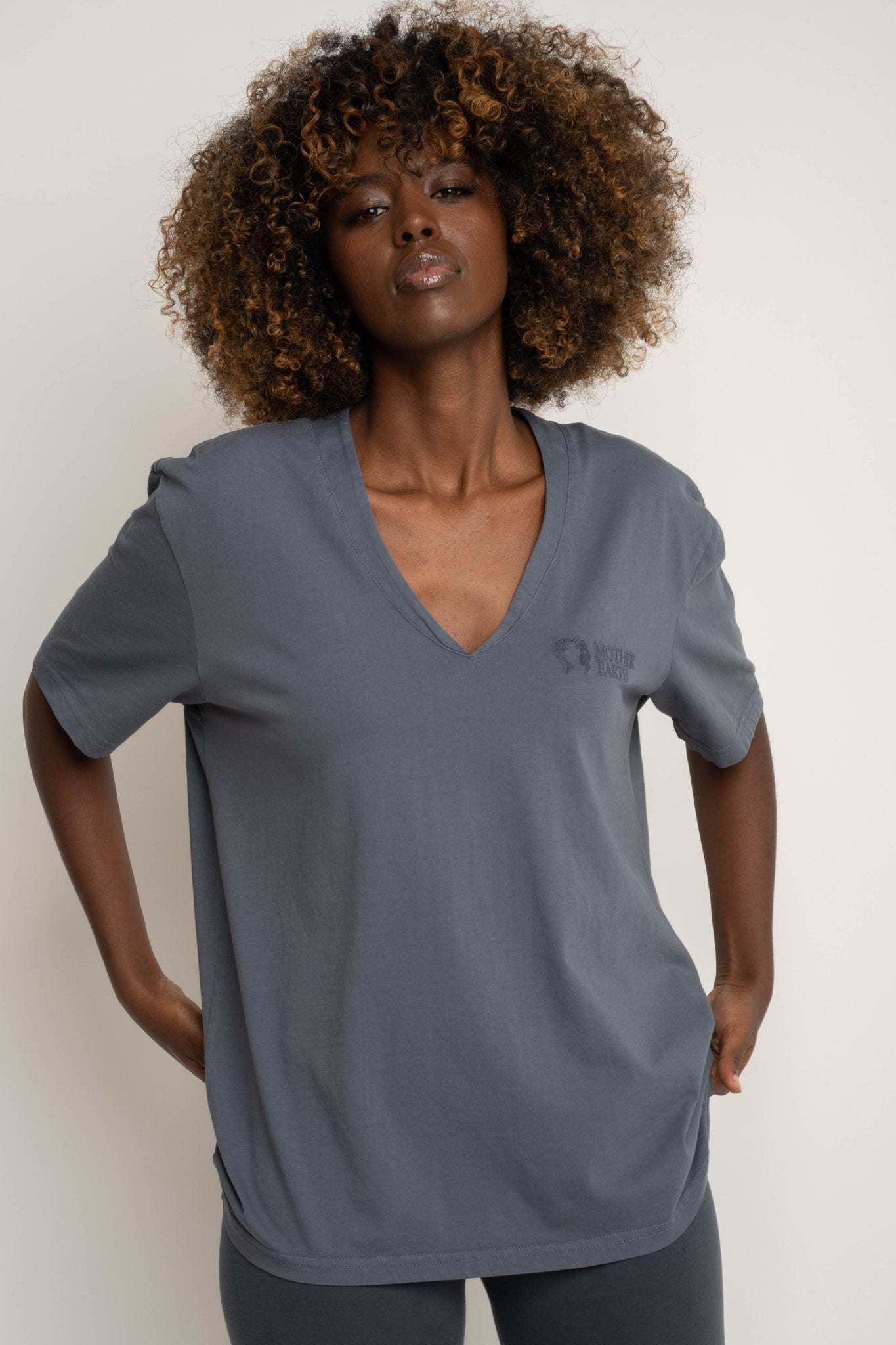 T-SHIRT OVERSIZE Z DELIKATNYM EFEKTEM SPRANIA SZARY   - FLORES