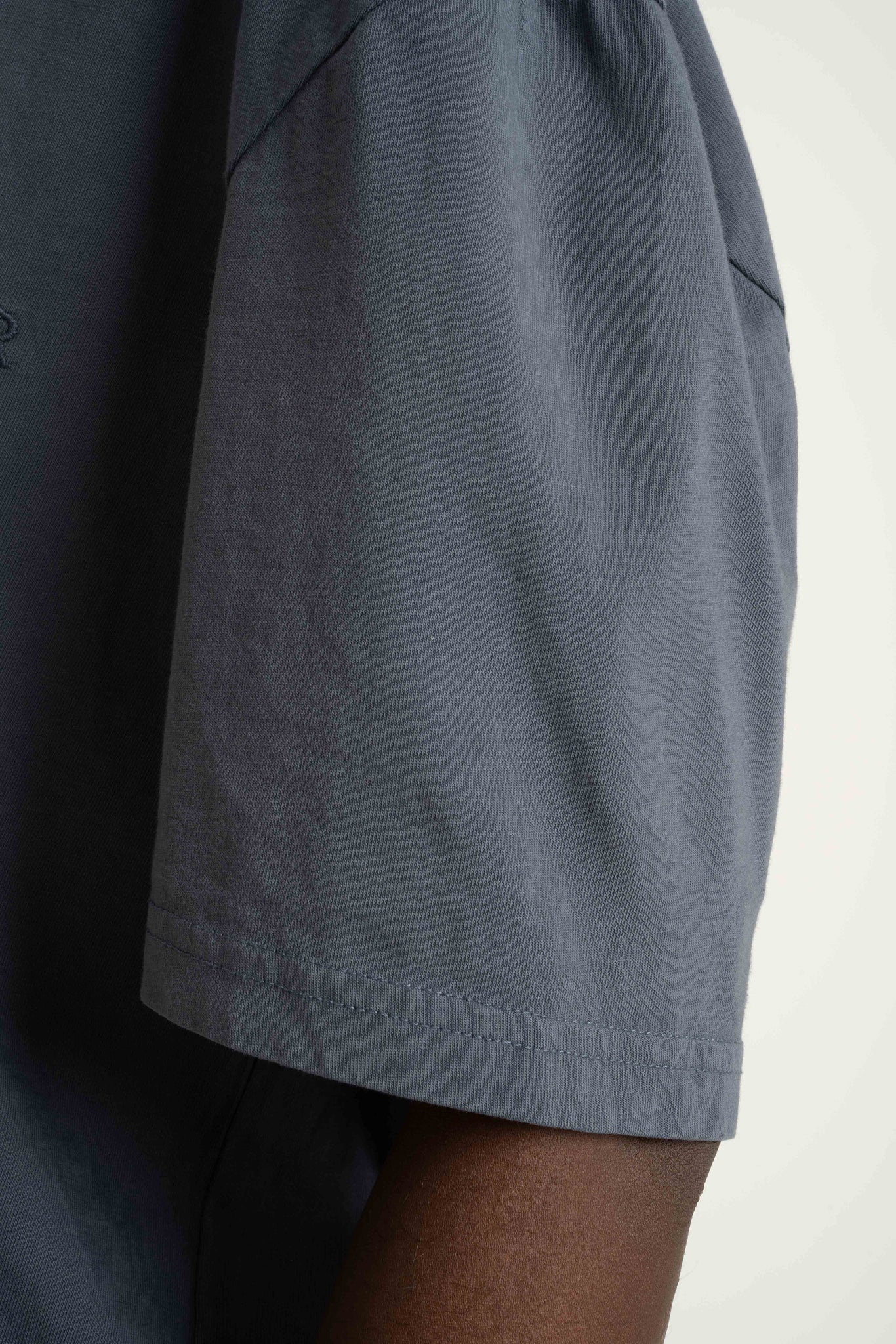 T-SHIRT OVERSIZE Z DELIKATNYM EFEKTEM SPRANIA SZARY   - FLORES