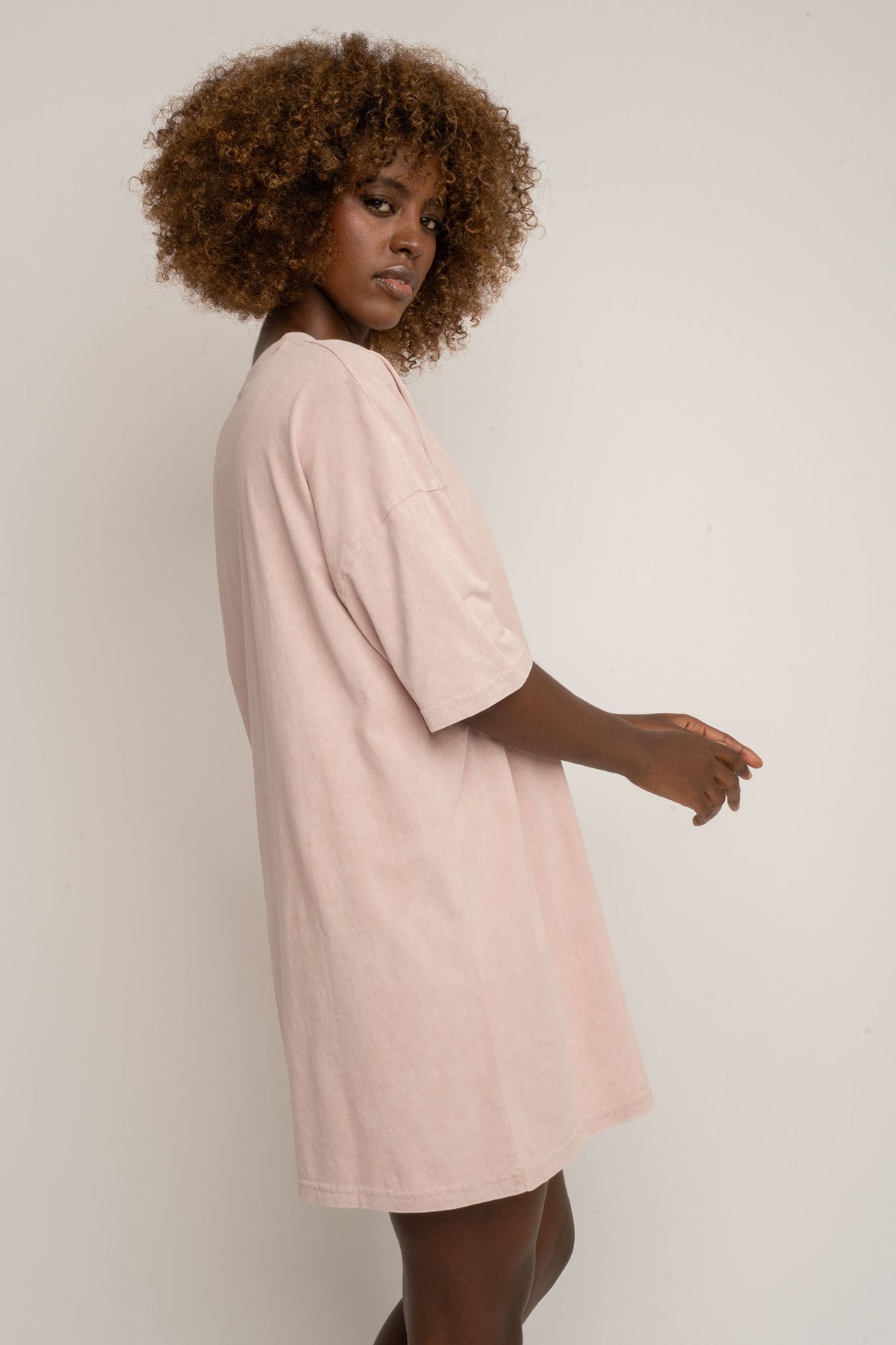 T-SHIRT OVERSIZE Z EFEKTEM WASHED RÓŻOWY  - COMO