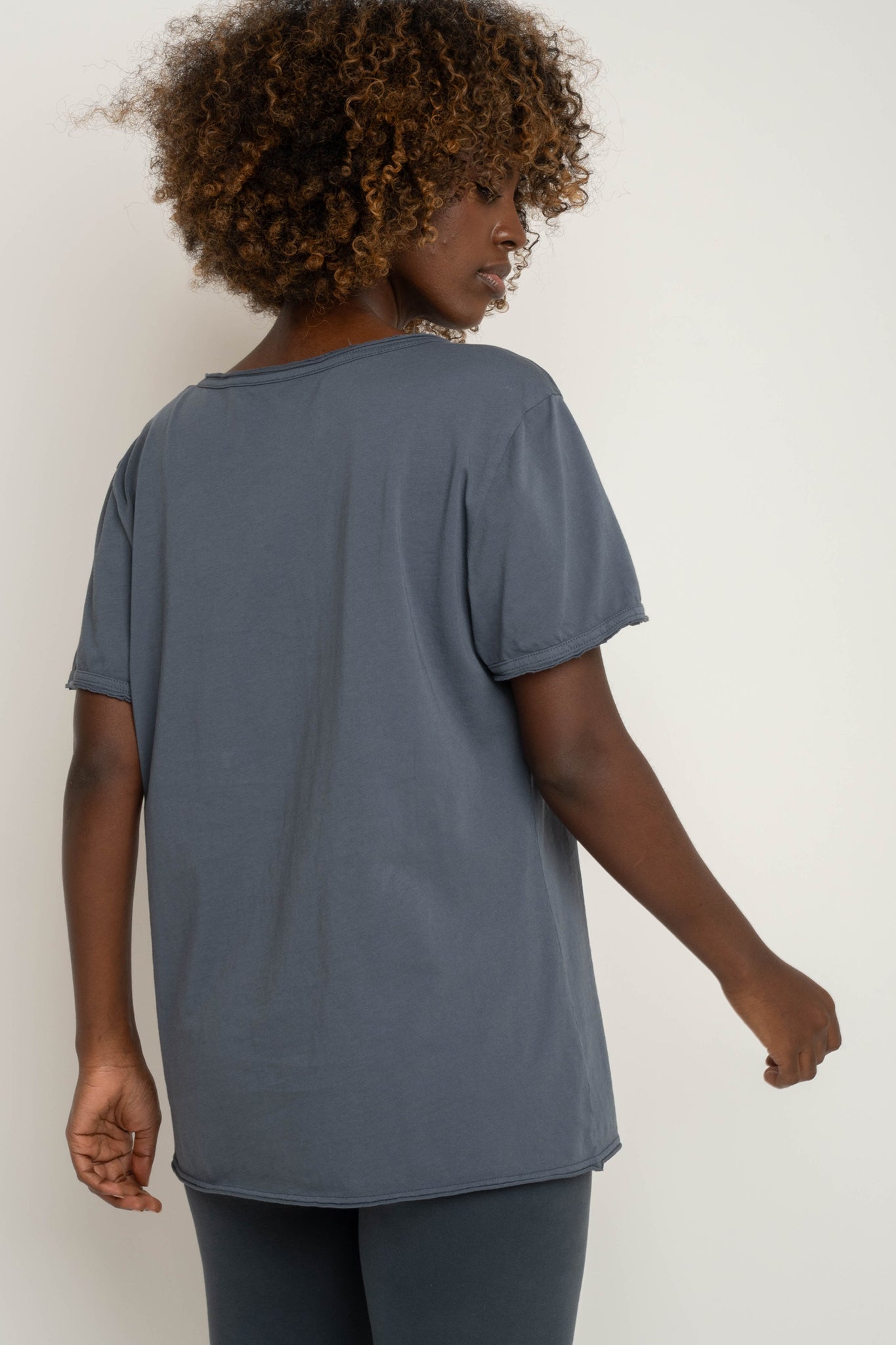 T-SHIRT OVERSIZE Z DELIKATNYM EFEKTEM SPRANIA SZARY - NUSA