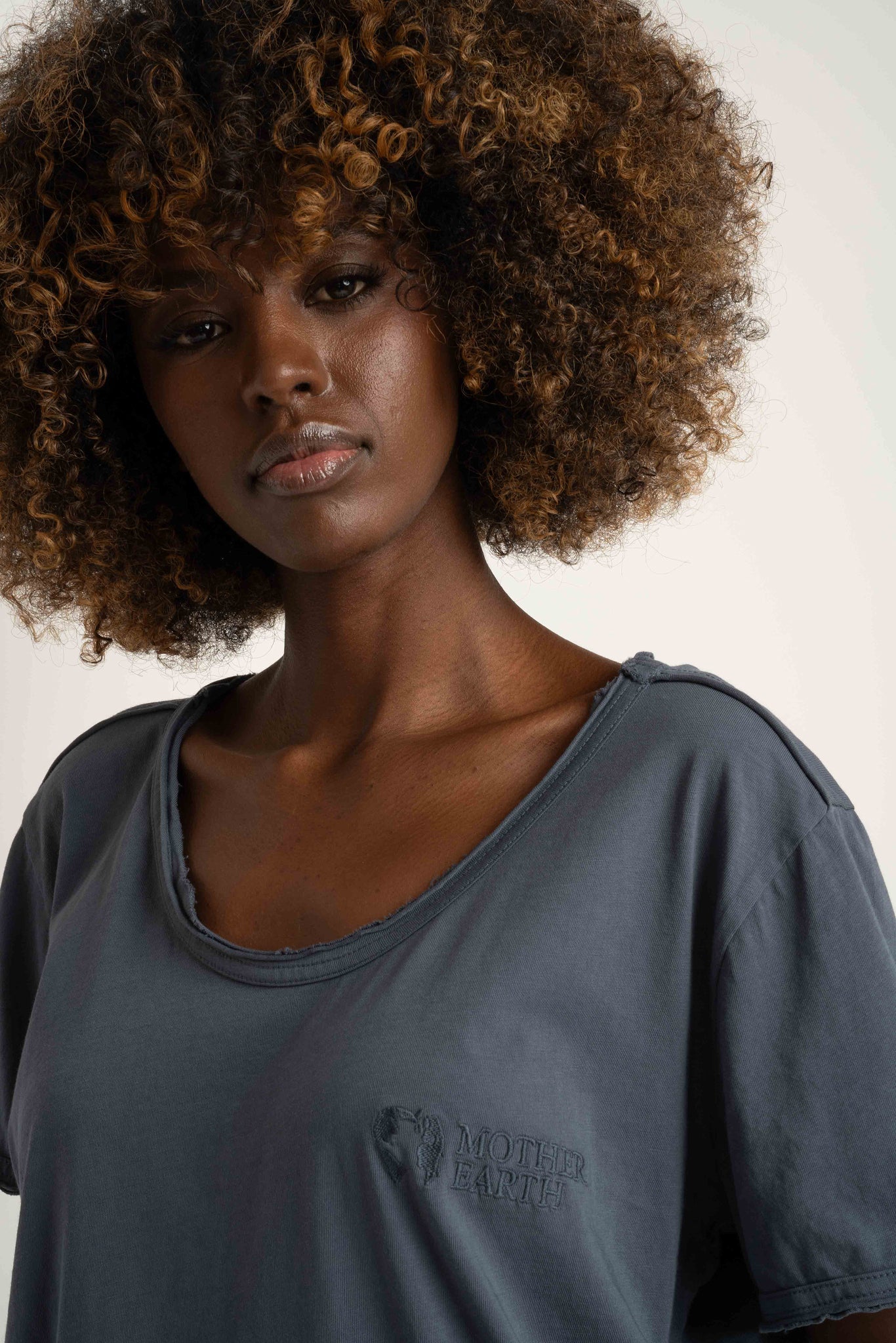 T-SHIRT OVERSIZE Z DELIKATNYM EFEKTEM SPRANIA SZARY - NUSA