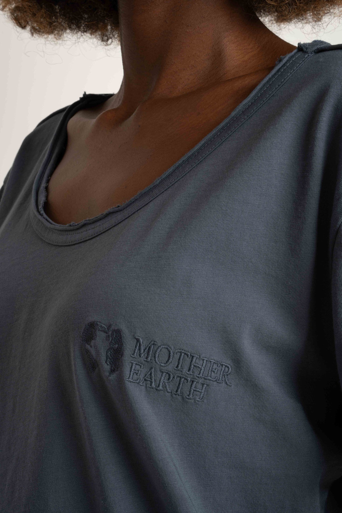 T-SHIRT OVERSIZE Z DELIKATNYM EFEKTEM SPRANIA SZARY - NUSA