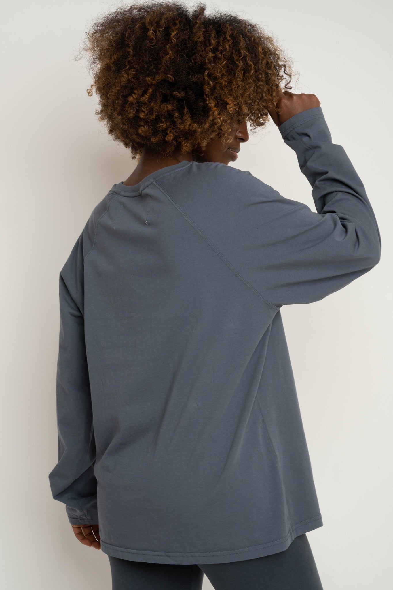 LONGSLEEVE OVERSIZE Z DELIKATNYM EFEKTEM SPRANIA SZARY - OBILATU