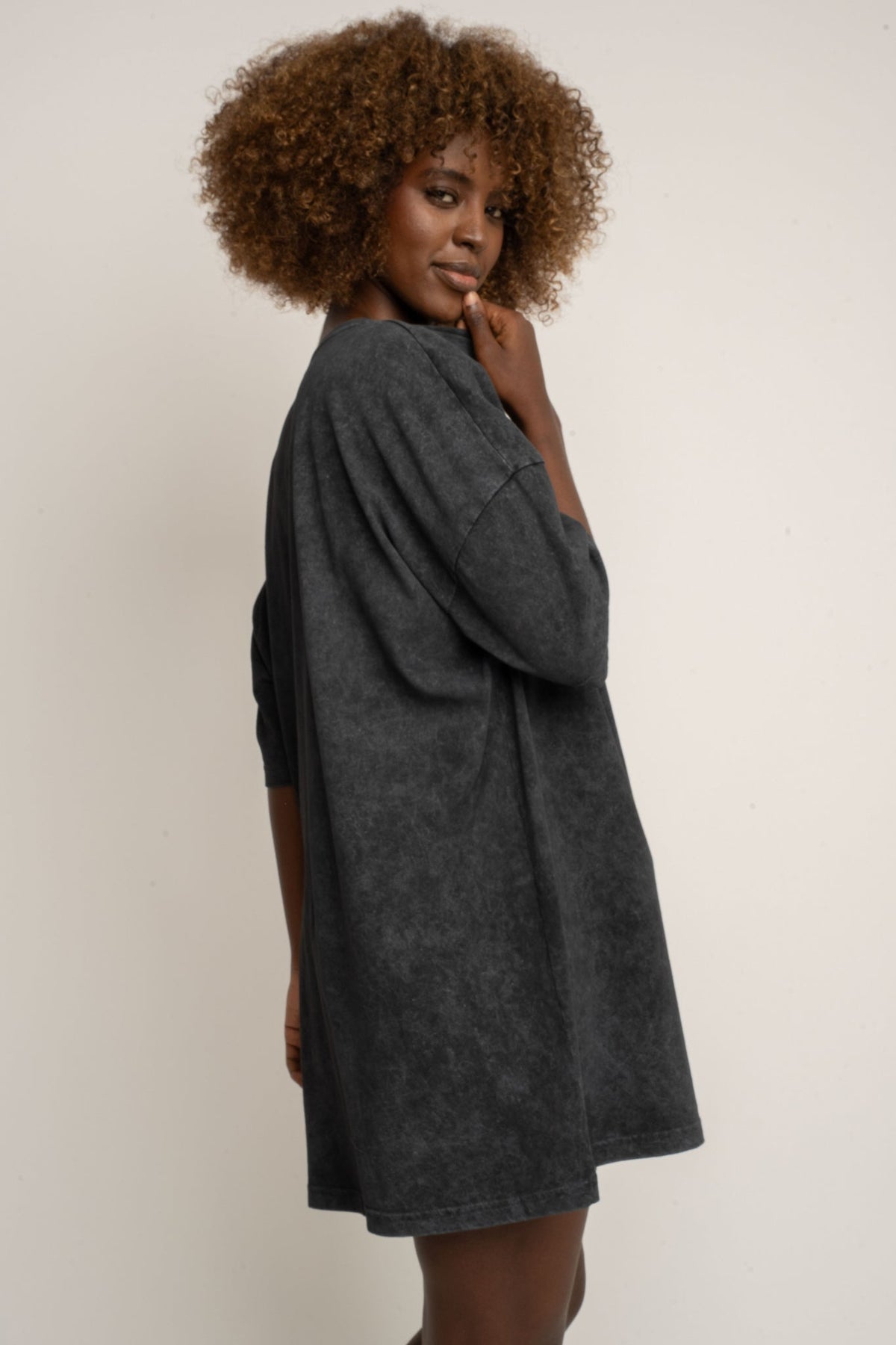 T-SHIRT OVERSIZE Z EFEKTEM WASHED CZARNY - COMO