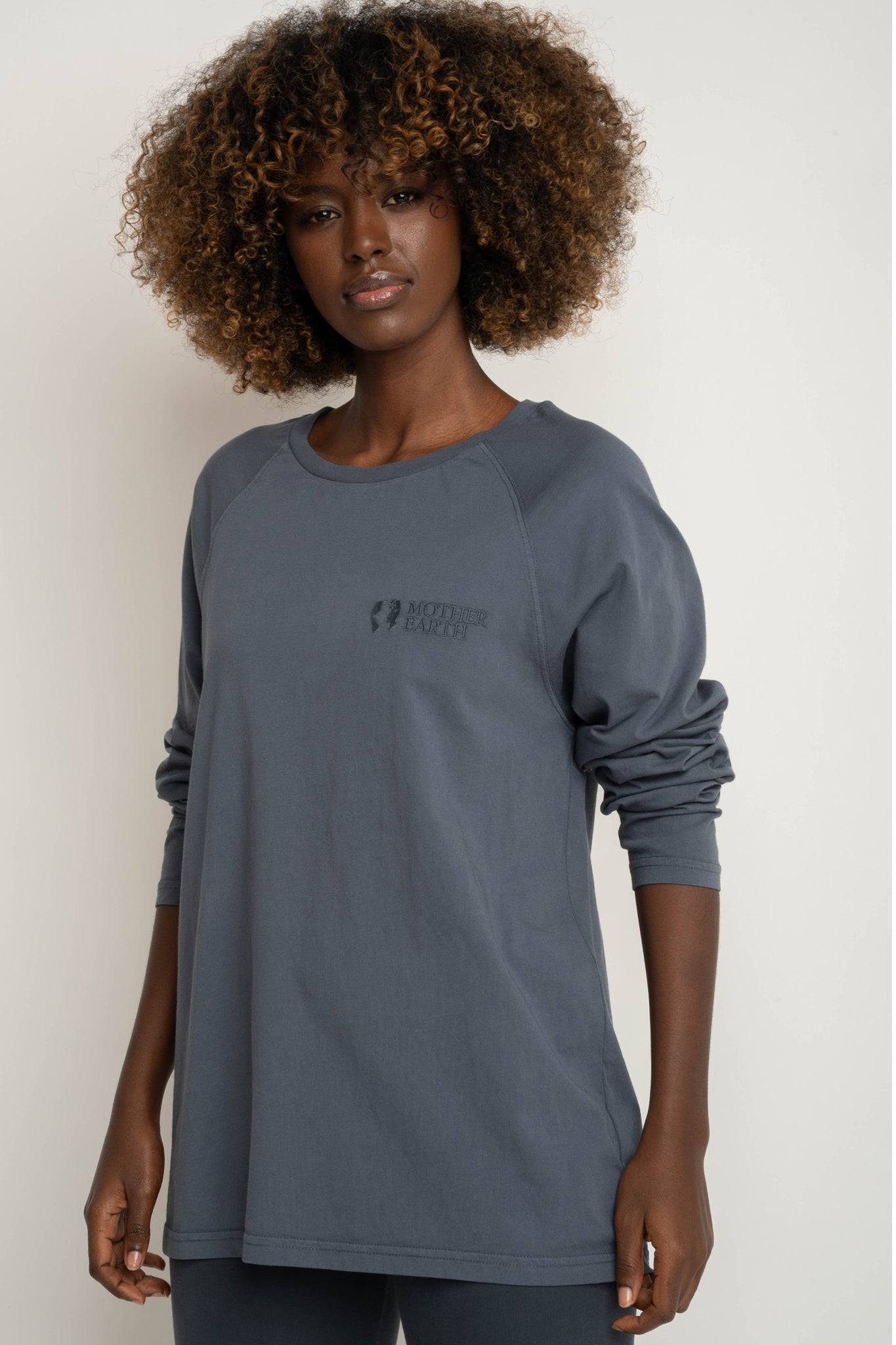 LONGSLEEVE OVERSIZE Z DELIKATNYM EFEKTEM SPRANIA SZARY - OBILATU