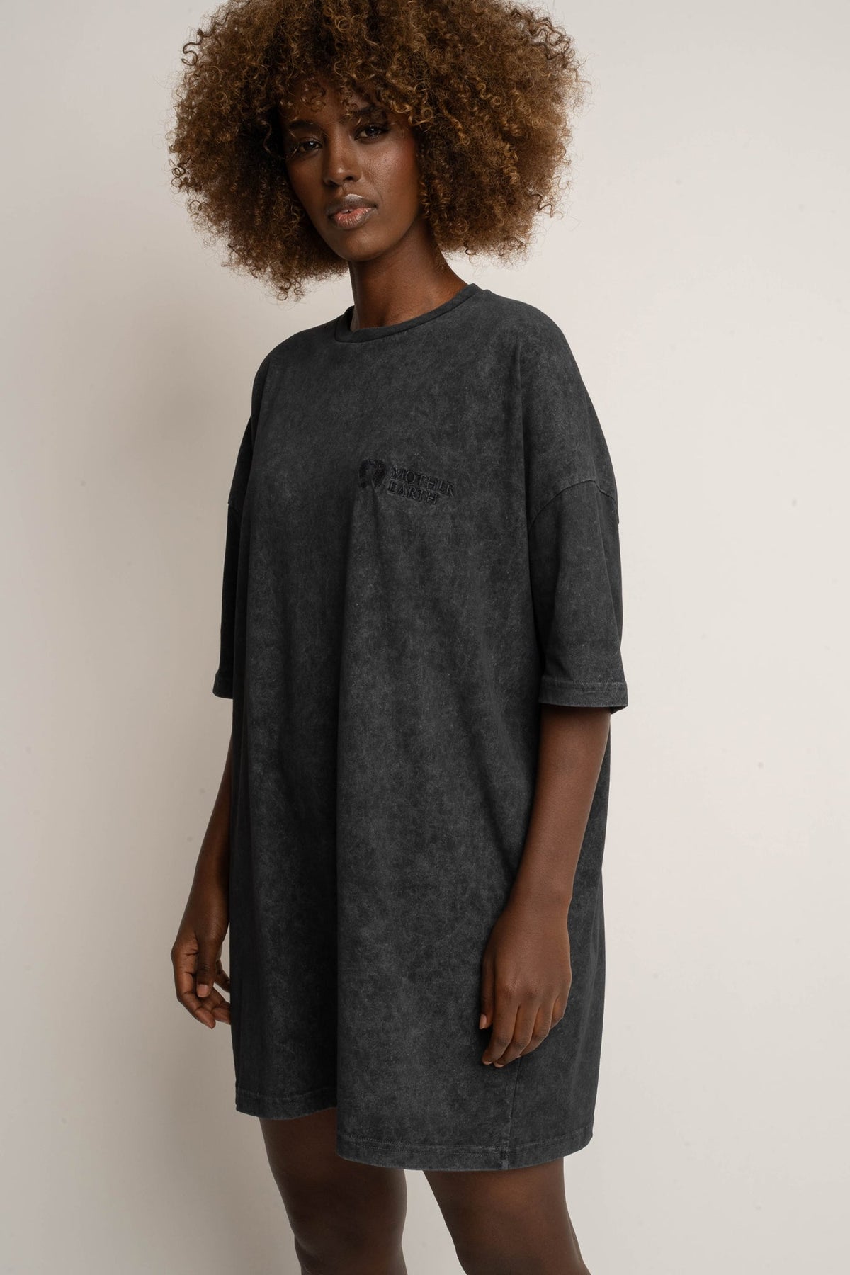 T-SHIRT OVERSIZE Z EFEKTEM WASHED CZARNY - COMO