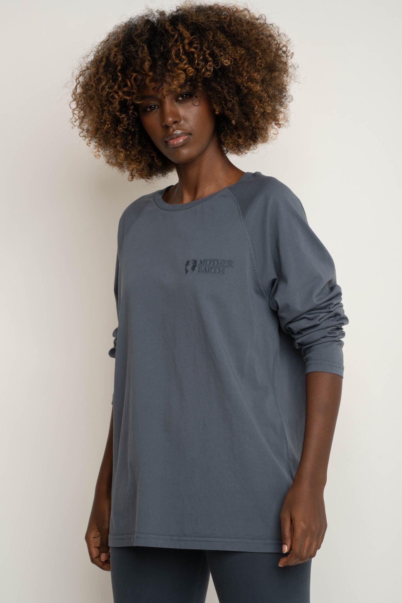 LONGSLEEVE OVERSIZE Z DELIKATNYM EFEKTEM SPRANIA SZARY - OBILATU