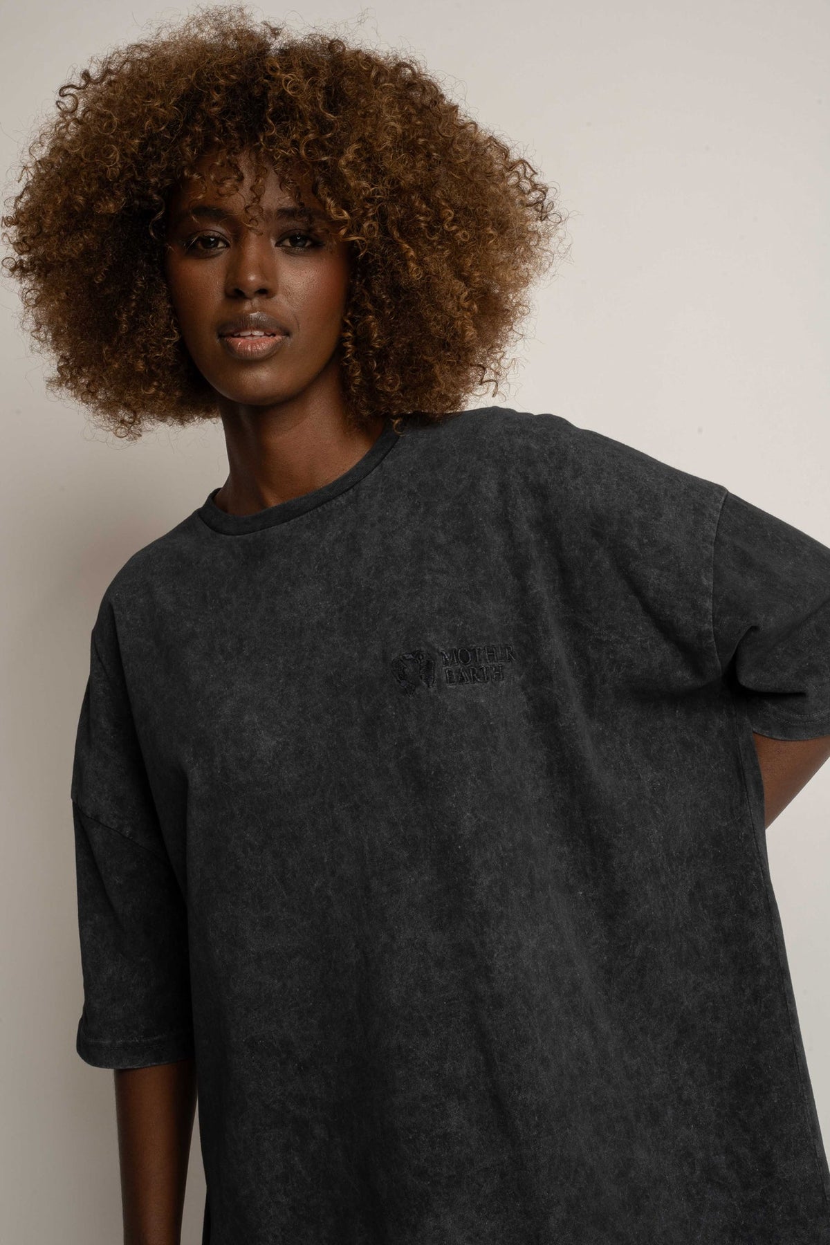 T-SHIRT OVERSIZE Z EFEKTEM WASHED CZARNY - COMO