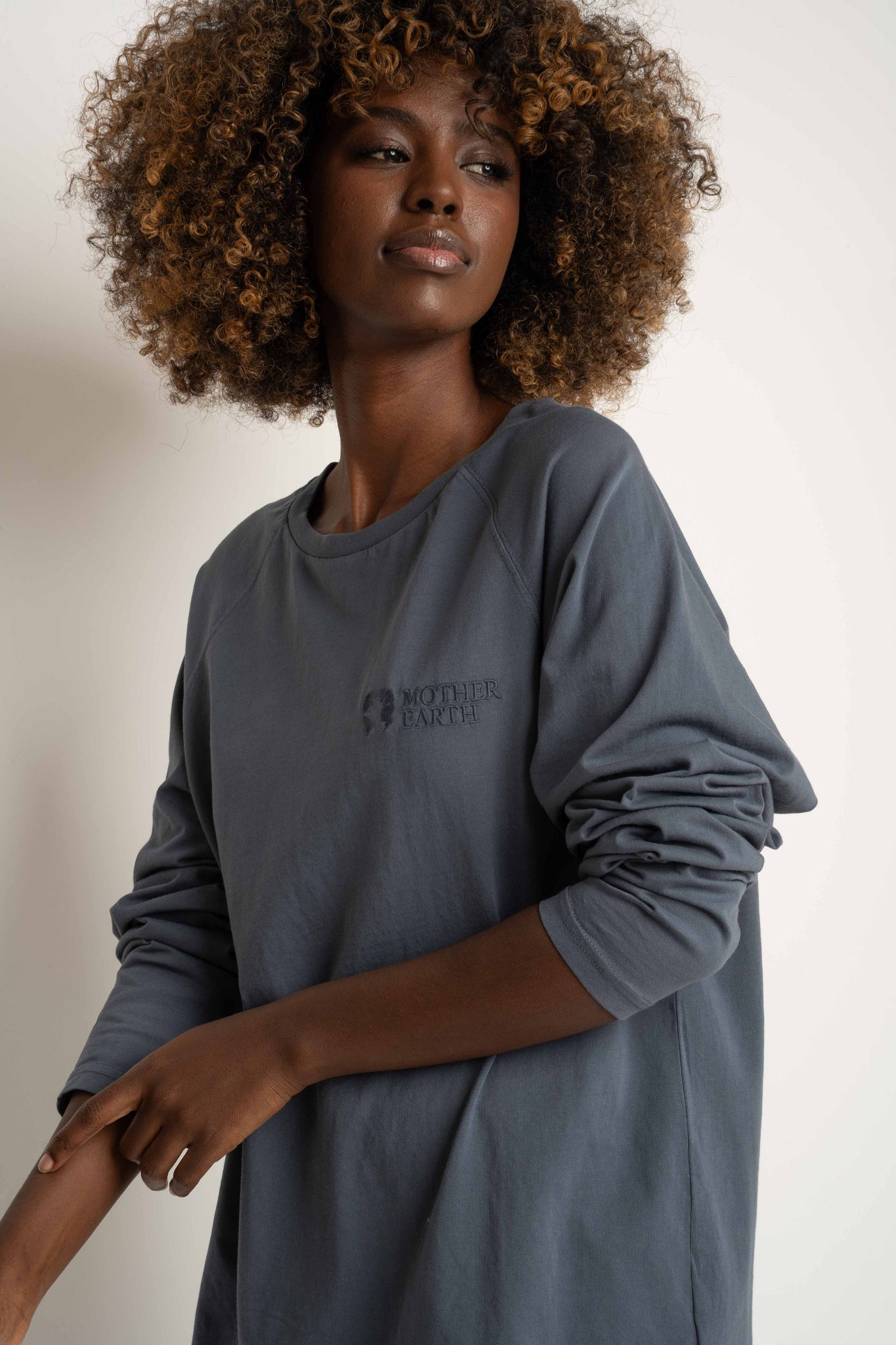 LONGSLEEVE OVERSIZE Z DELIKATNYM EFEKTEM SPRANIA SZARY - OBILATU