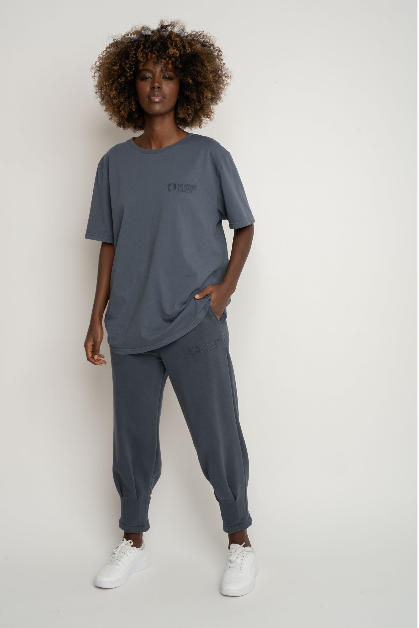 T-SHIRT OVERSIZE Z DELIKATNYM EFEKTEM SPRANIA SZARY - OYSTER