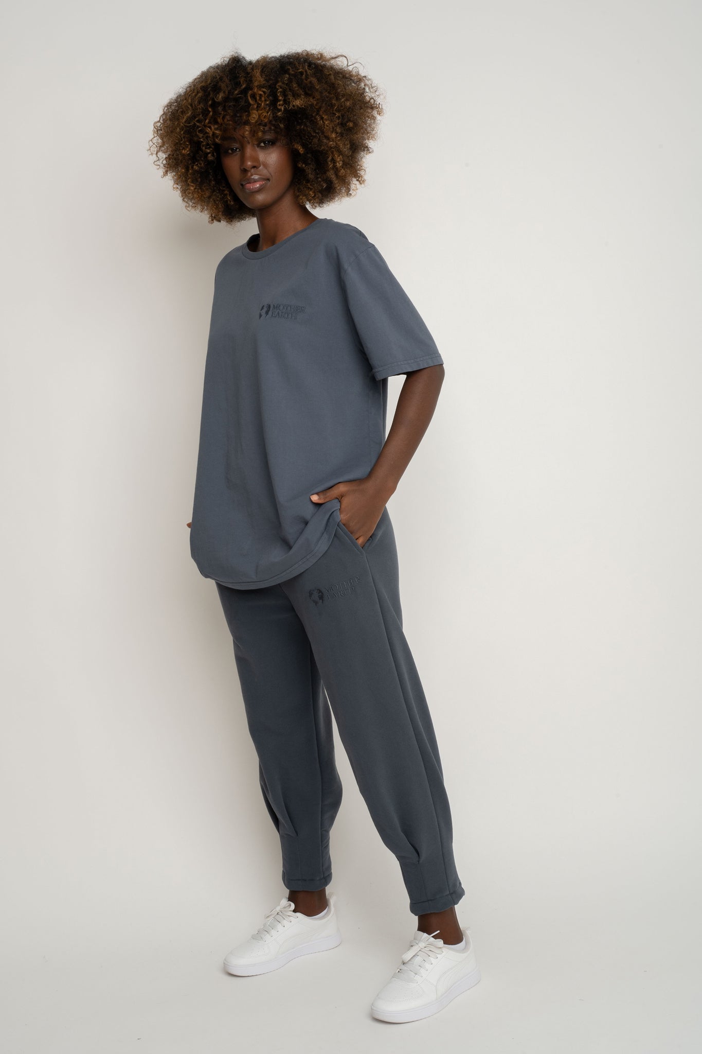 T-SHIRT OVERSIZE Z DELIKATNYM EFEKTEM SPRANIA SZARY - OYSTER